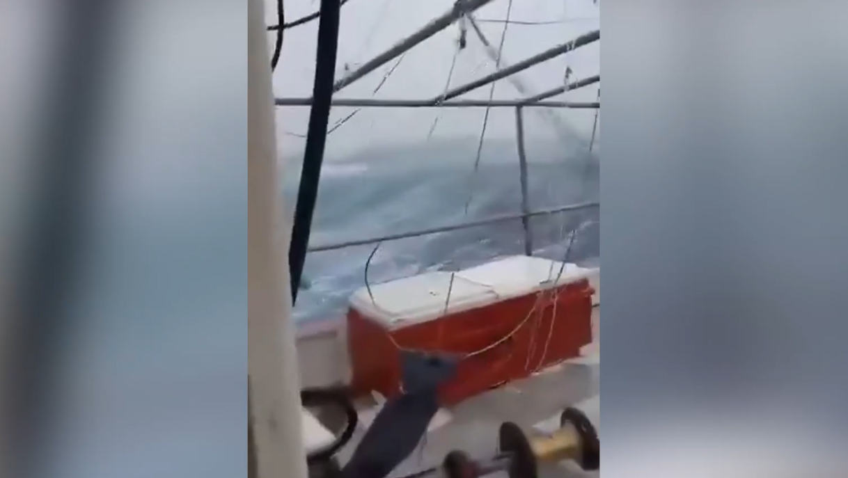 Unos pescadores grabaron su dura batalla contra el huracán Milton mientras se enfrentaban a sus potentes vientos y lograron sobrevivir a las olas producidas por el ciclón.