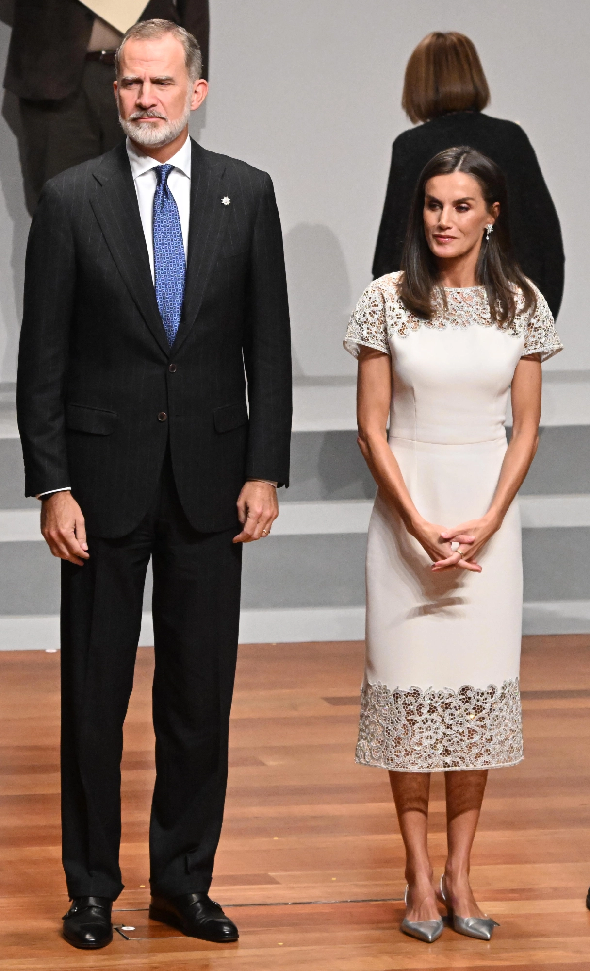 La reina Letizia estrena el vestido de encaje tradicional y lo combina