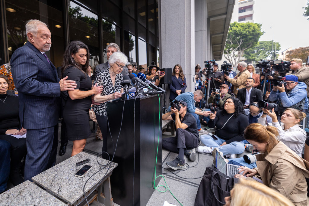 Joan Andersen VanderMolen, hermana de Kitty Menéndez, en la conferencia de prensa en Los Ángeles.