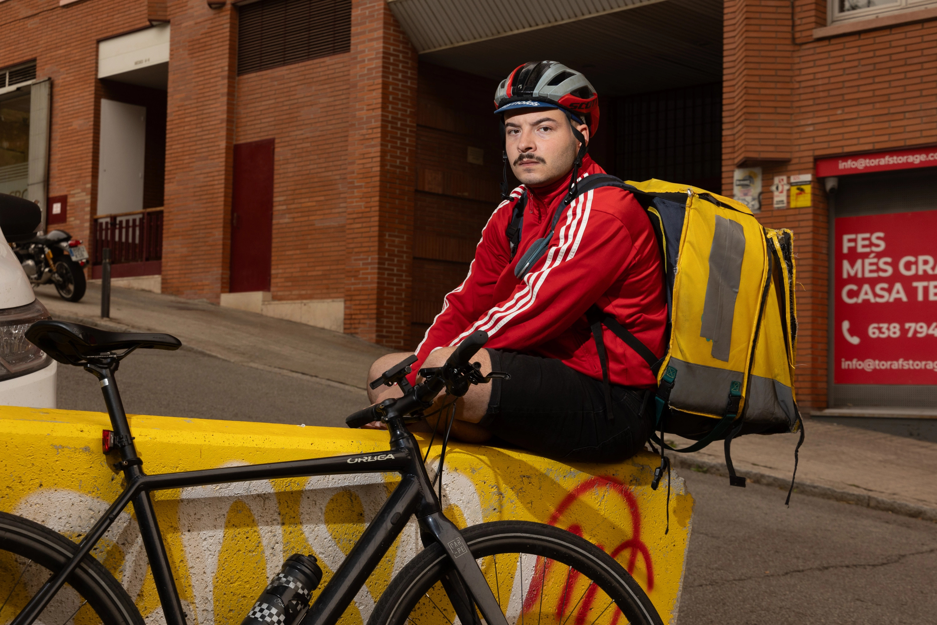 Javier Pérez lleva trabajando como rider para Glovo desde 2018 y sigue siendo autónomo a pesar de la Ley Rider.