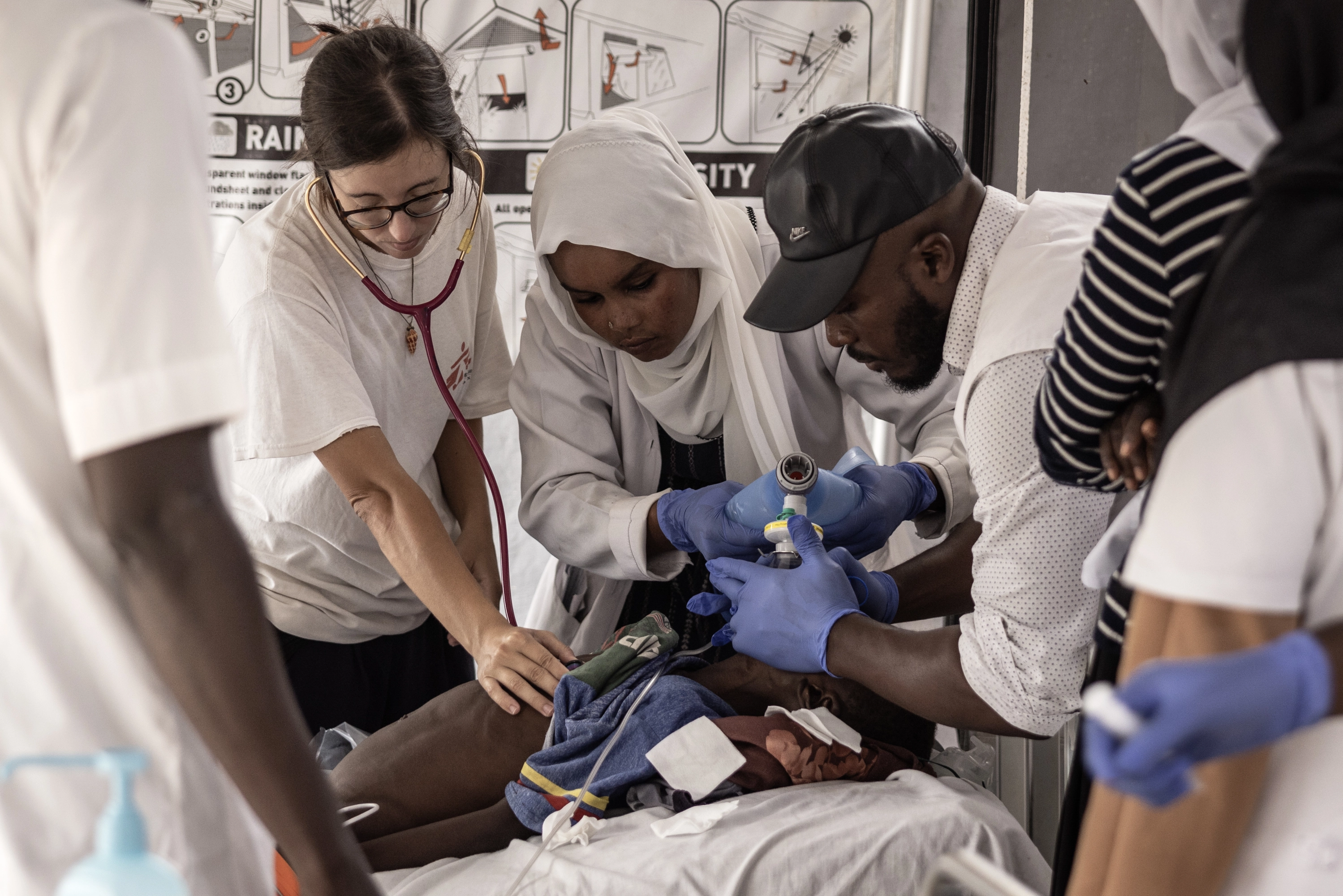 El doctor Faiza Hamed Hangata,atiende a una pequeña de 10 años en la unidad de cuidados intensivos del hospital de Metche