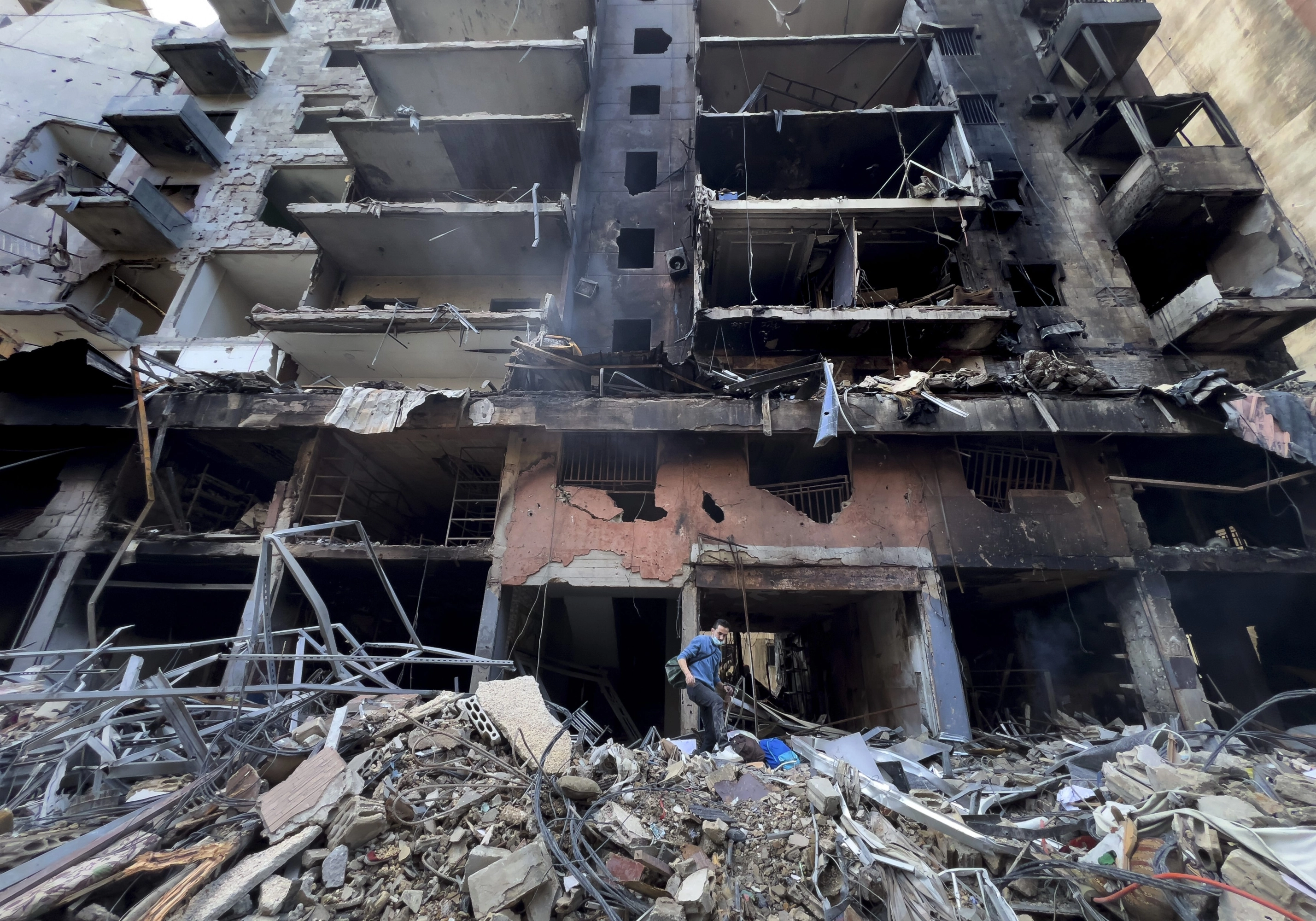A man walks on the rubble of a building that was destroyed by an Israeli airstrike in Dahiyeh, in the southern suburb of Beirut, Lebanon, Monday, Nov. 11, 2024. (AP Photo/Hussein Malla) [[[AP/LAPRESSE]]]