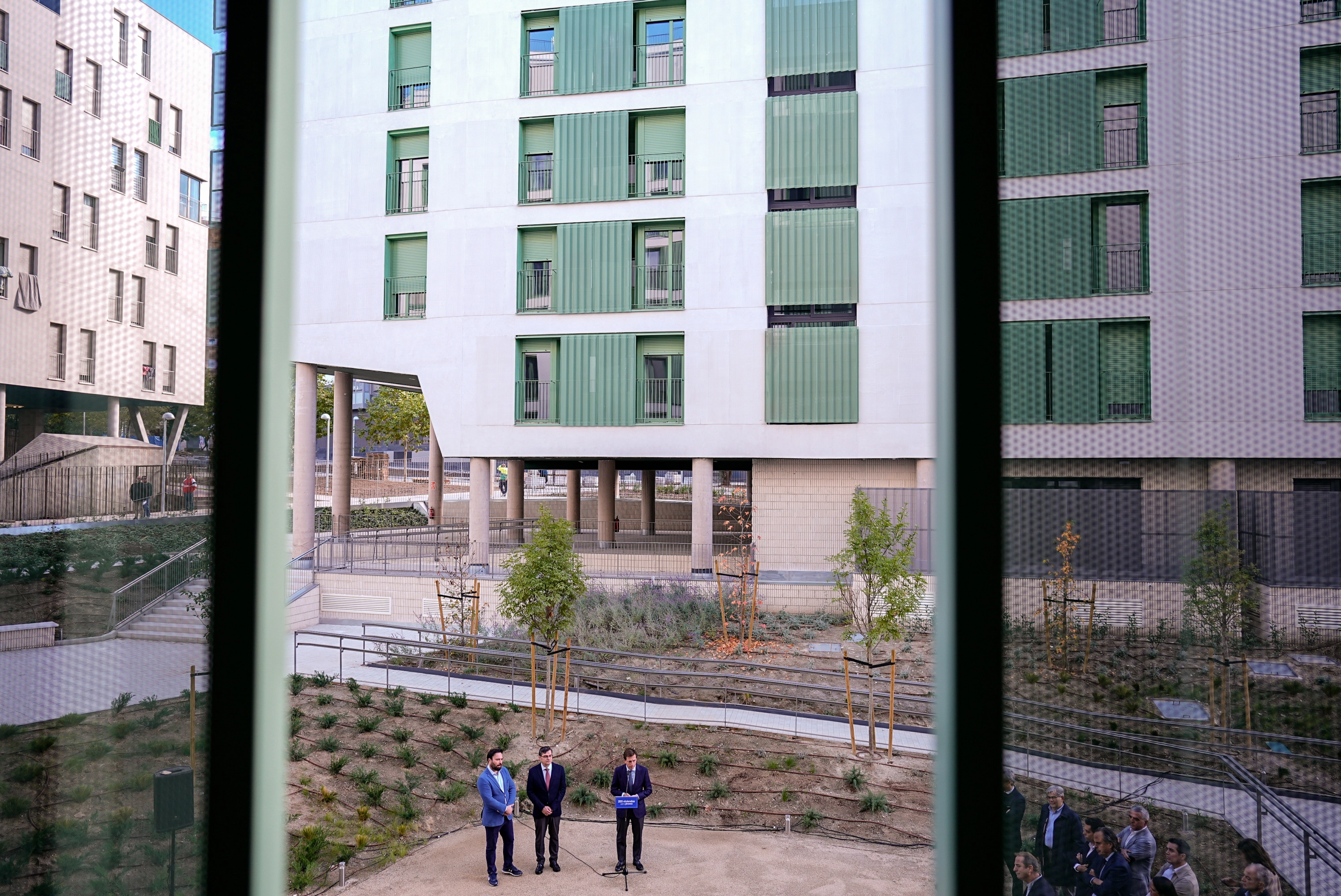 El alcalde de Madrid, José Luis Martínez-Almeida, junto al concejal de Puente de Vallecas, Ángel Niño, y el delegado de Políticas de Vivienda, Álvaro González, en la promoción Nuestra Señora de los Ángeles 14.