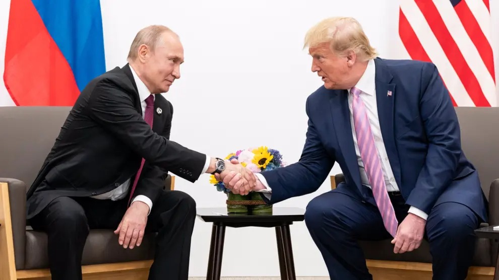 El Kremlin ha negado este lunes que el líder ruso, Vladímir Putin, y el presidente electo de EEUU, Donald Trump, hayan mantenido una conversación telefónica tras la victoria del segundo en las elecciones presidenciales del 5 de noviembre.