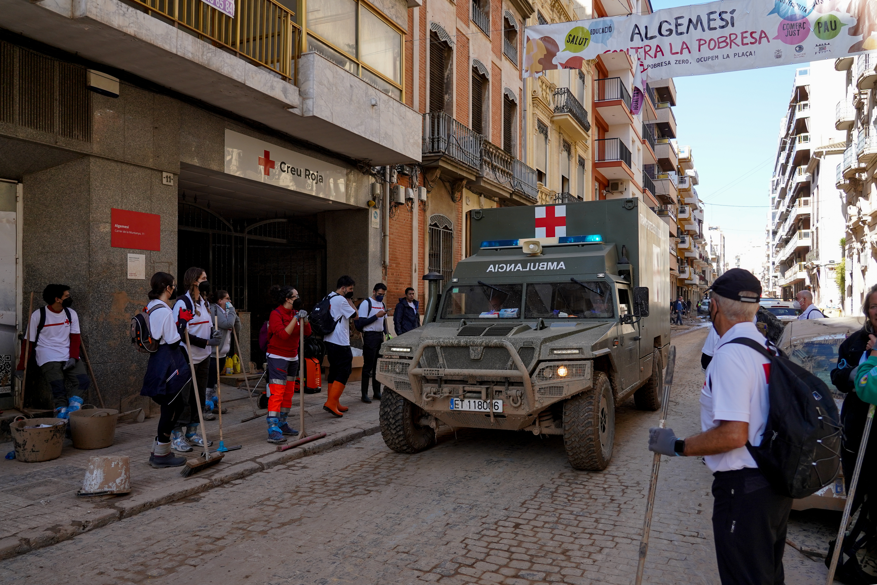 Voluntarios de la Cruz Roja en el día 13 tras el paso de la DANA por Valencia.