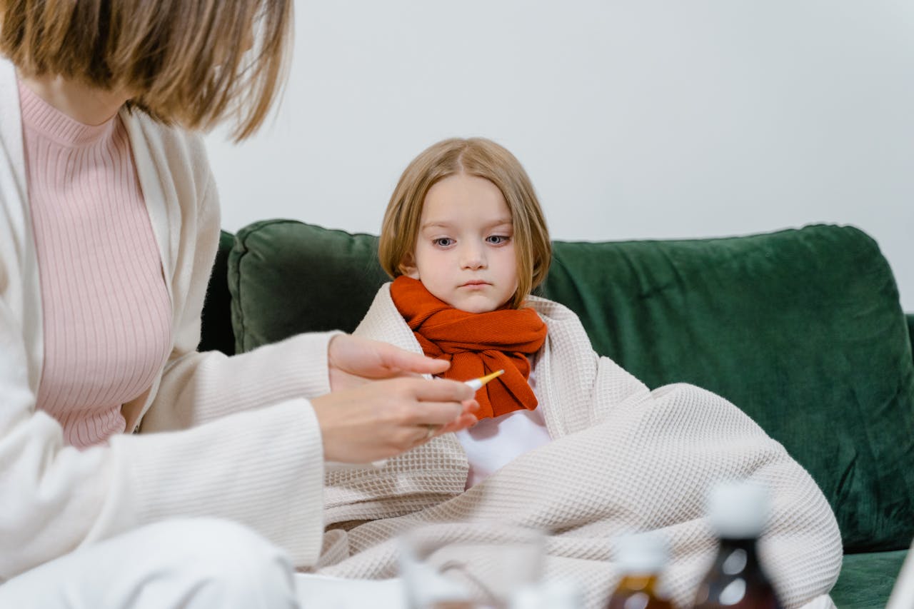 Niña que se ha quedado en casa porque esta enferma