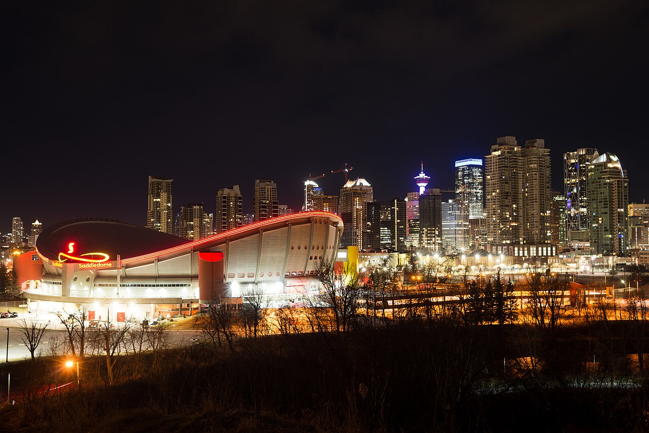 La cancha, vista por la noche, con el 'skyline' de Calgary al fondo.