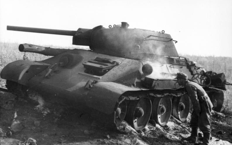 Un soldado alemán inspecciona un T-34 destruido durante la batalla de Kursk en Pokrovka.