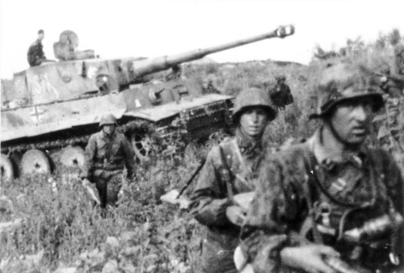 Granaderos Panzer junto a un tanque alemán Tiger I en la batalla de Kursk, en el verano de 1943.