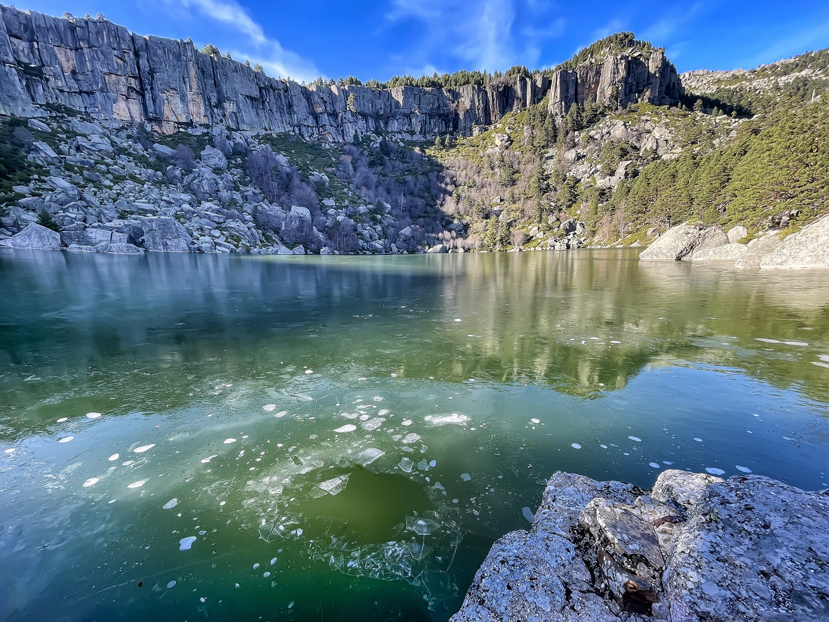 Laguna Negra helada en los Picos de Urbión (Soria)
