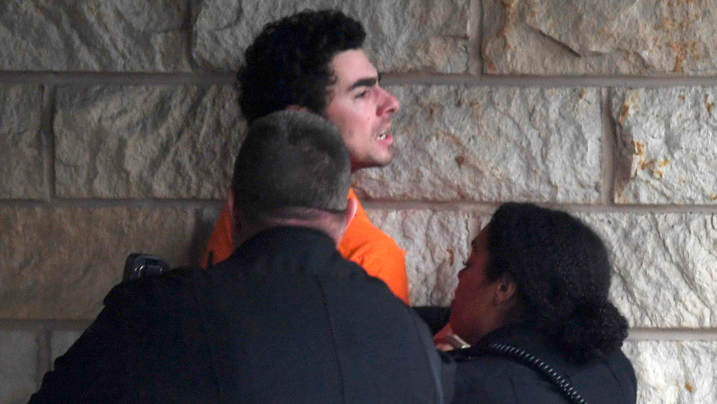 Luigi Mangione, el presunto asesino del director ejecutivo de UnitedHealthcare ha comenzado a gritar y a forcejear a la entrada del tribunal de Pensilvania, exclamando que su acusación es un "insulto a la inteligencia".