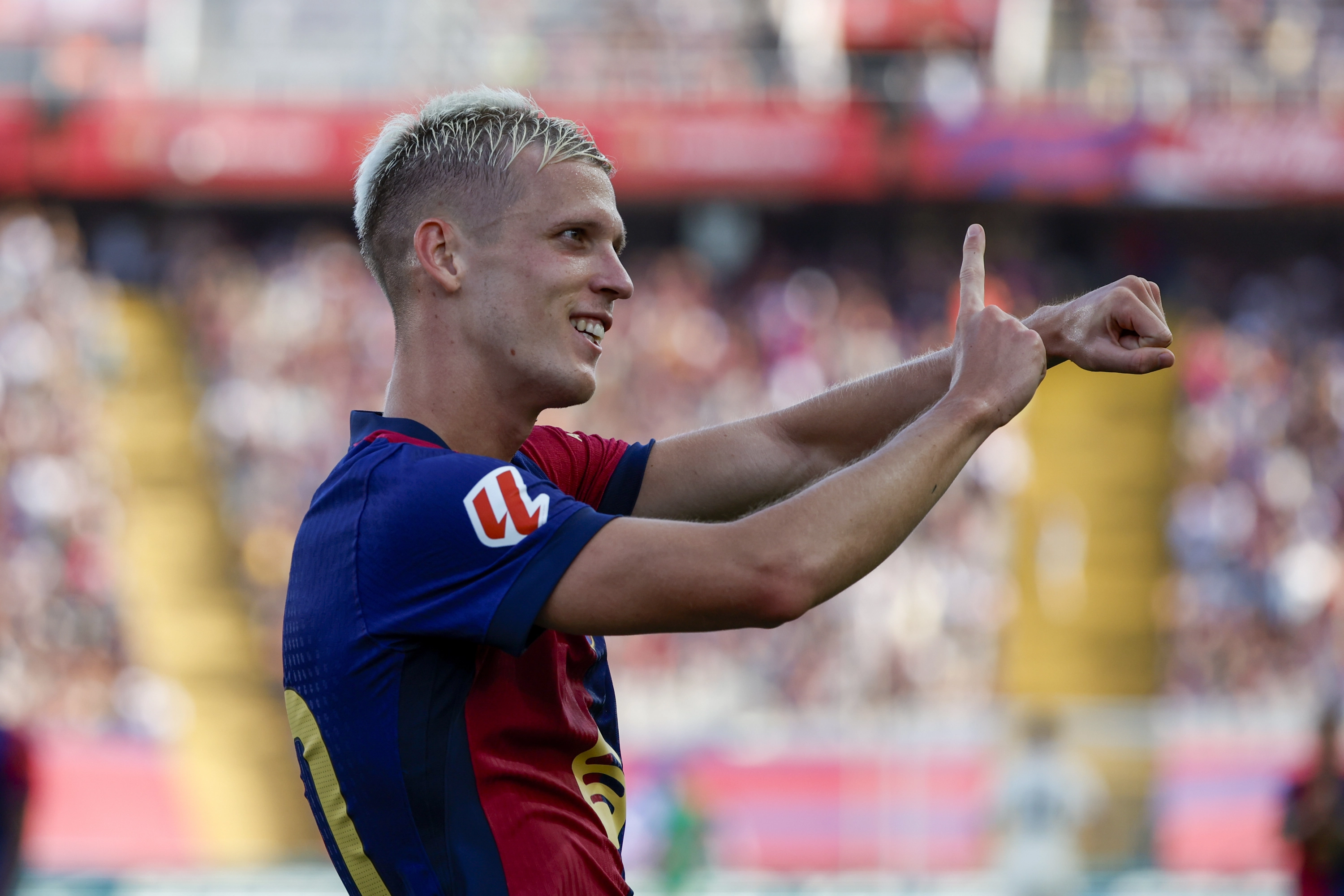 Dani Olmo, joueur du FC Barcelone, célèbre un but.