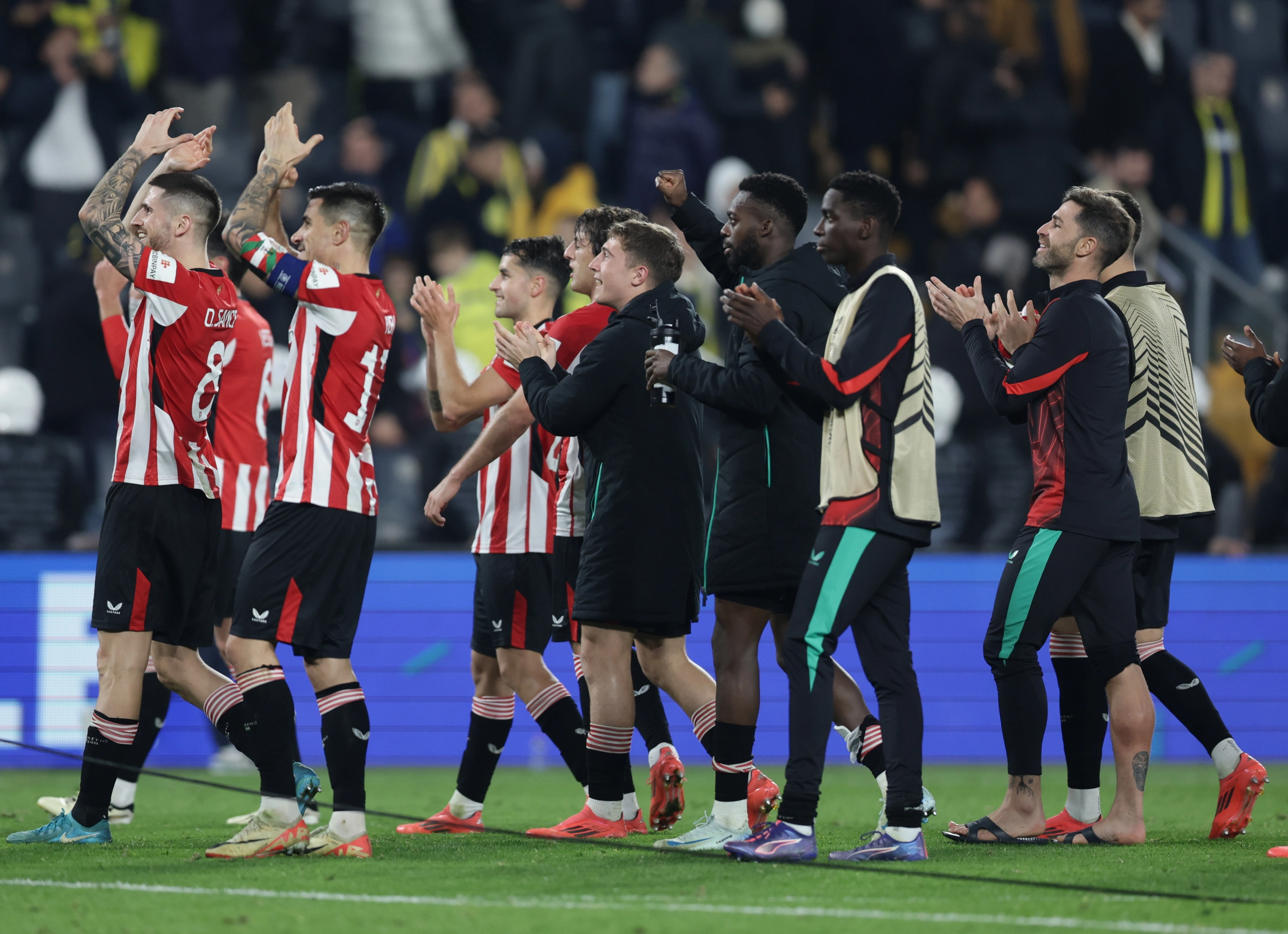 Los jugadores del Athletic Club aplauden a su afición tras la victoria ante el Fenerbahçe.