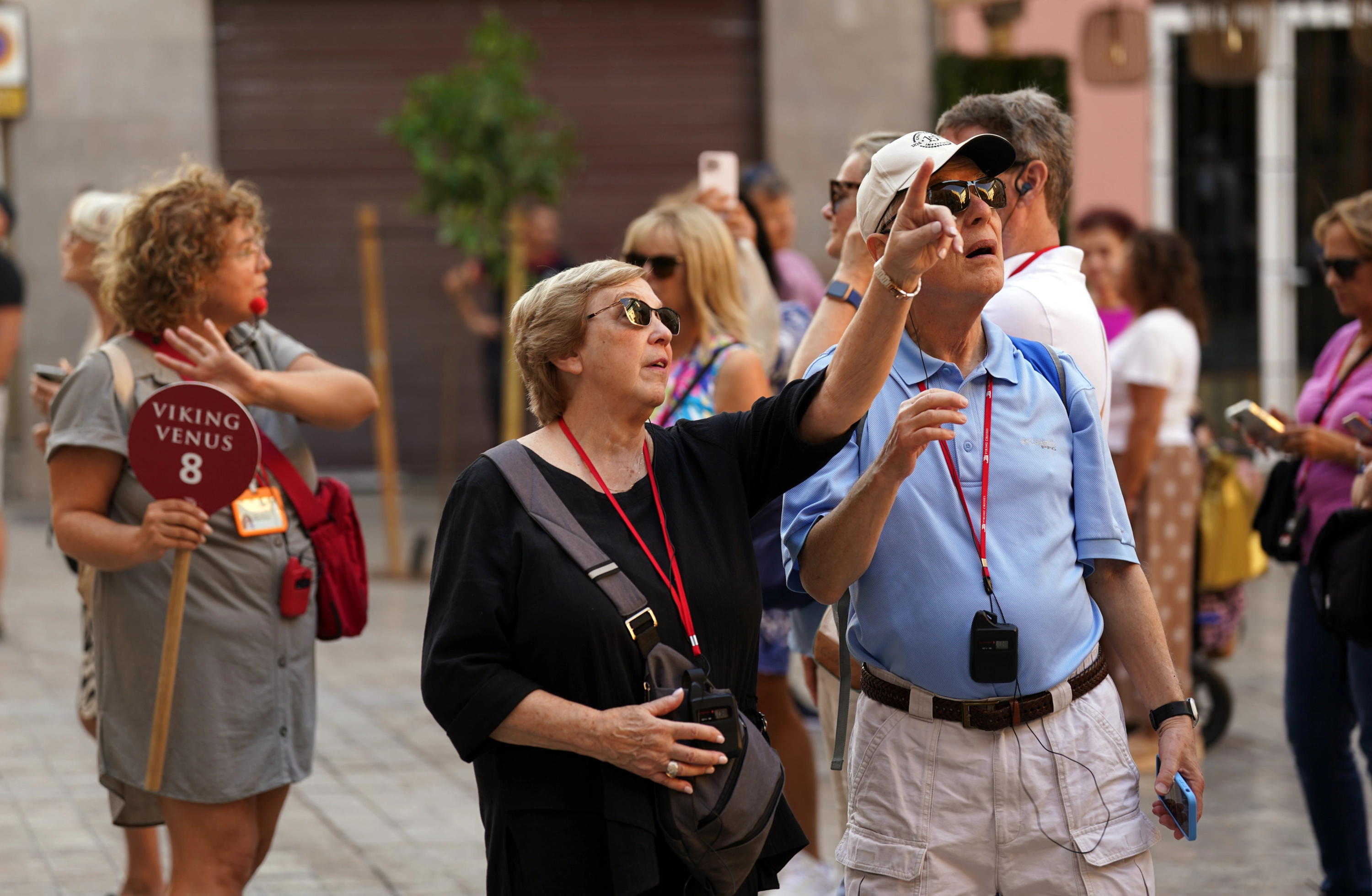 Un grupo de turistas visitando la ciudad de Málaga (archivo).