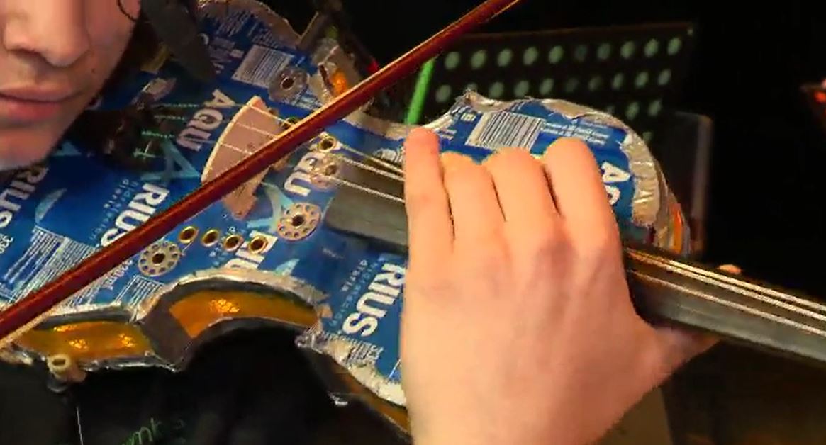 Así es la orquesta que transforma la basura en música