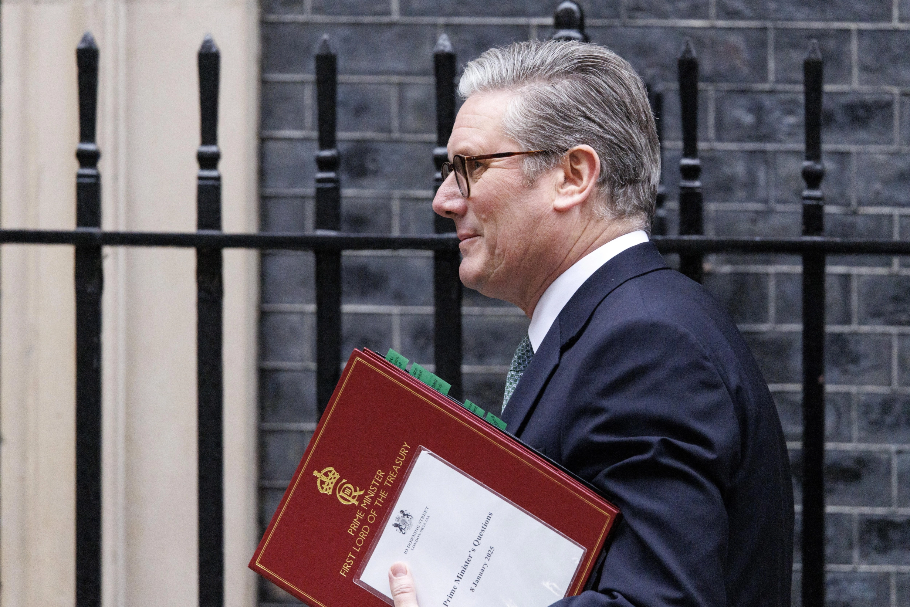 El primer ministro británico, Keir Starmer, sale de su residencia oficial para comparecer en el Parlamento.