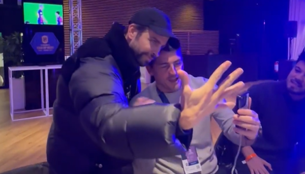 Piqué se moque de Casillas après la défaite du Real Madrid en finale de la Supercoupe d'Espagne.