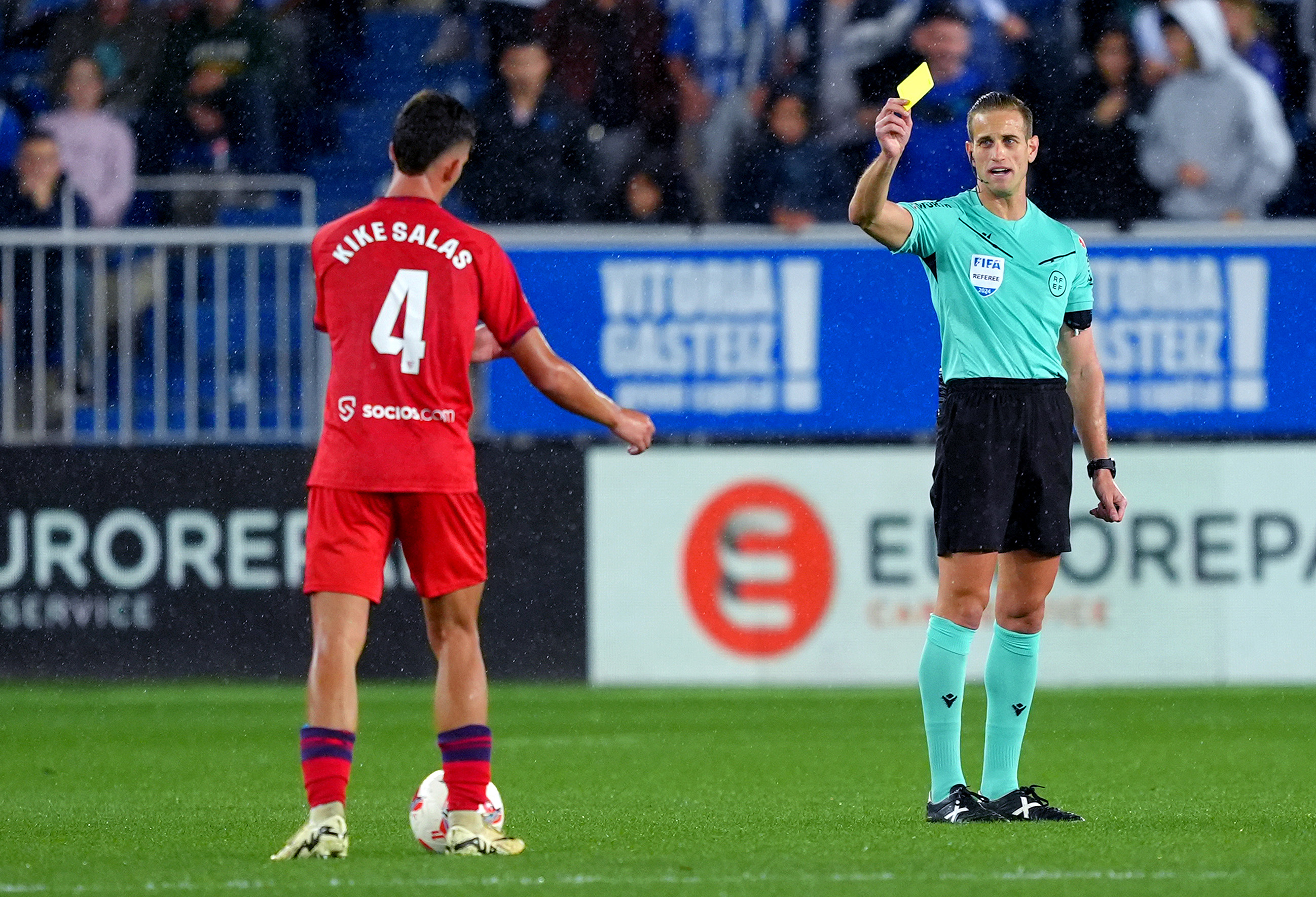 Kike Salas, amonestado con una tarjeta amarilla en un partido esta temporada.