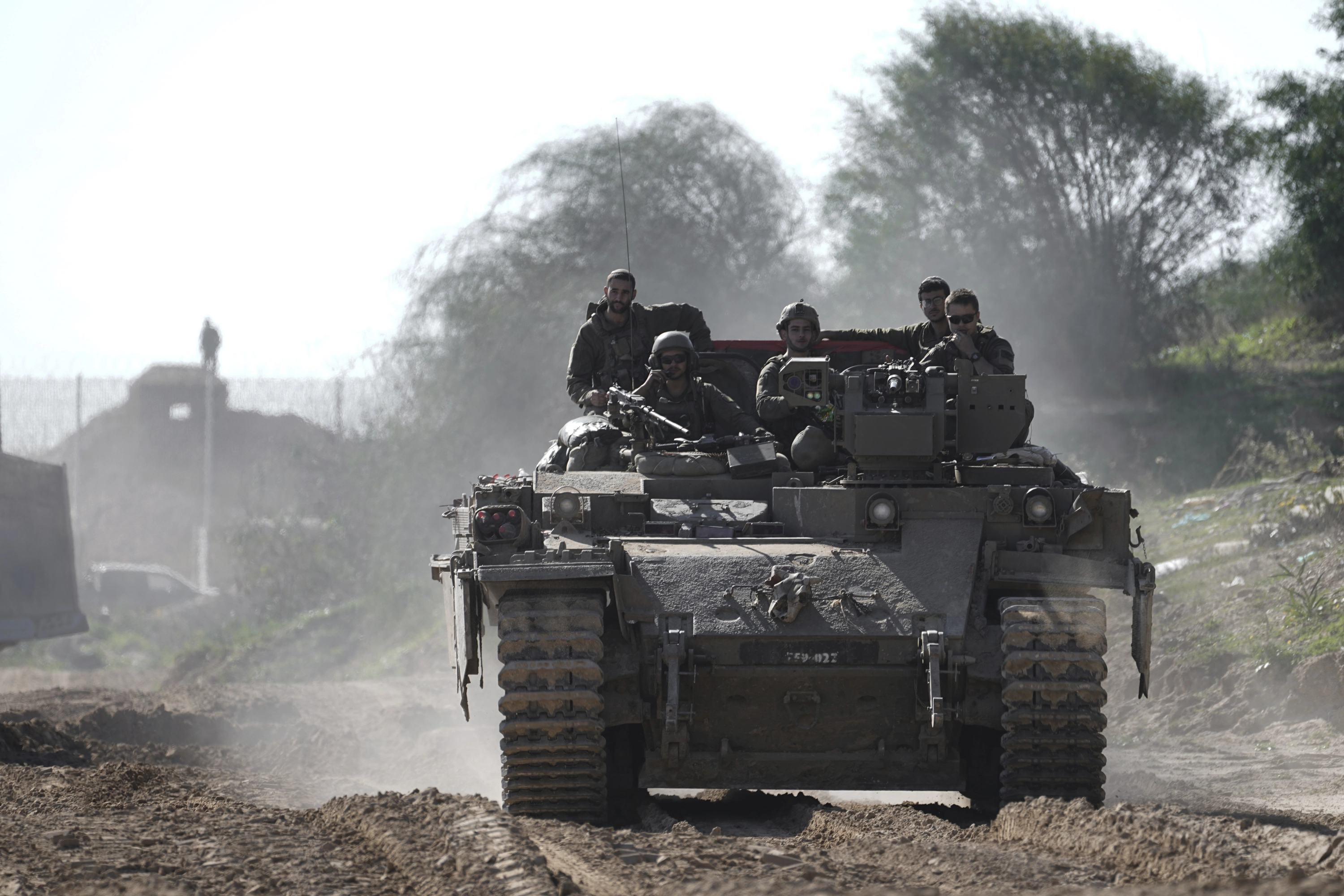 Tropas israelíes cruzan hacia Israel desde la Franja de Gaza, este sábado.