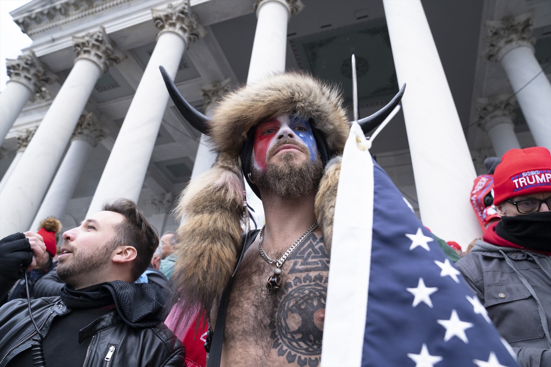 Jacob Chansley, conocido como el 'Chamán de QAnon', durante el asalto al Capitolio.