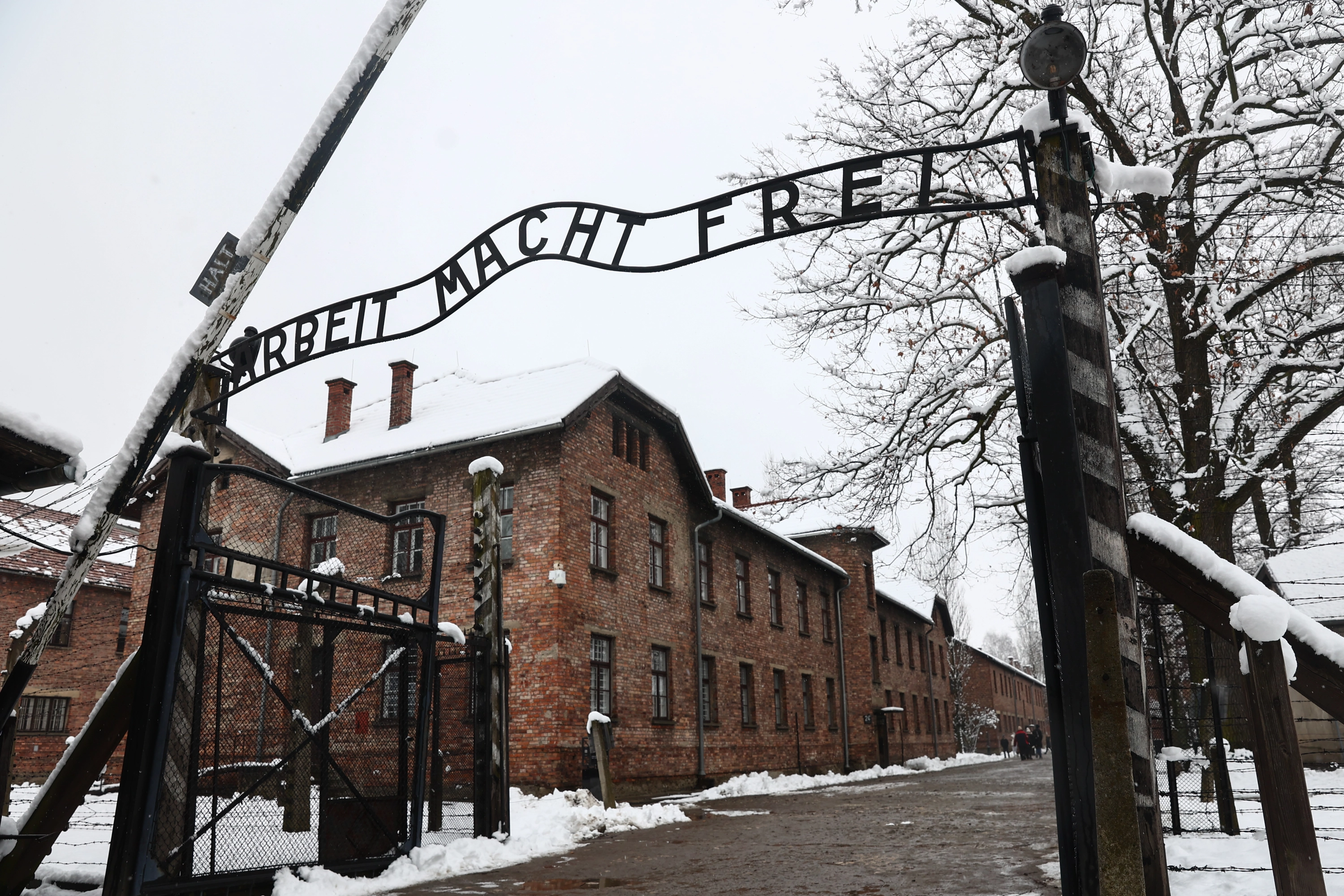Cartel 'Arbeit Macht Frei' en el antiguo campo de concentración nazi alemán de Auschwitz-Brikenau, en Oswiecim, el 22 de enero de 2023.