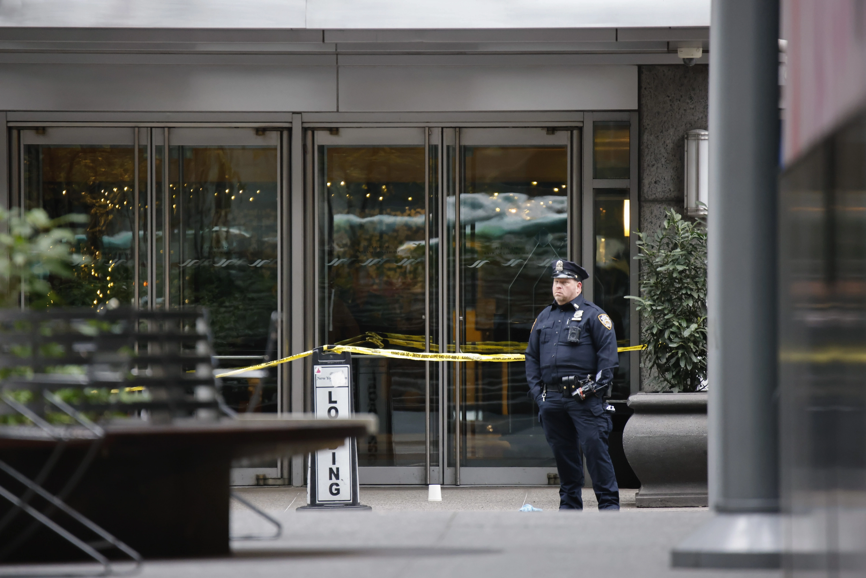 Un agente de policía de Nueva York frente al hotel Hilton, en el centro de Manhattan, donde Brian Thompson, consejero delegado de UnitedHealthcare, recibió un disparo mortal, el miércoles 4 de diciembre de 2024, en Nueva York.