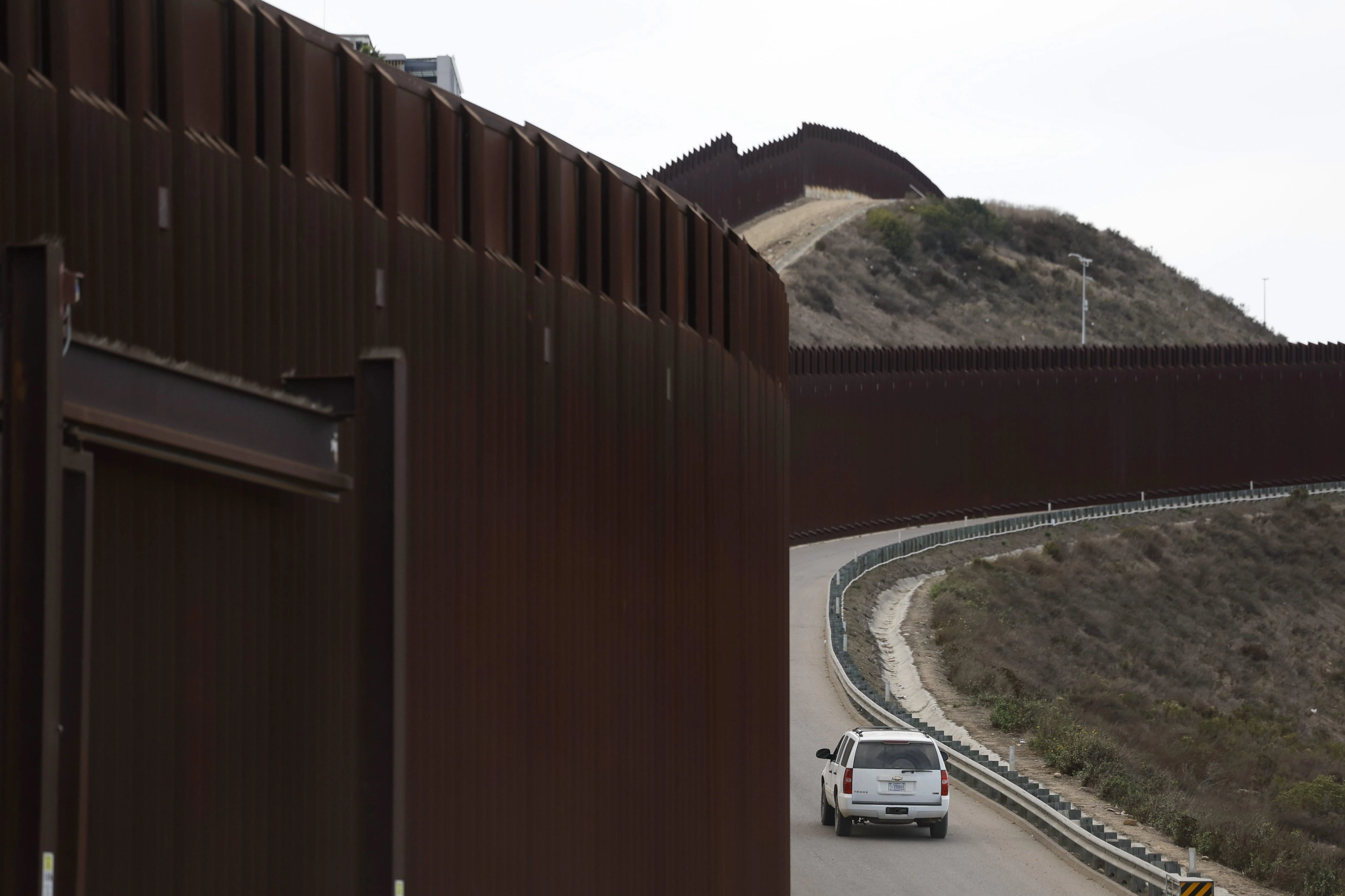 Un vehículo de la Patrulla Fronteriza se desplaza a lo largo de la frontera entre Estados Unidos y México en San Diego, California, el 22 de enero de 2025.