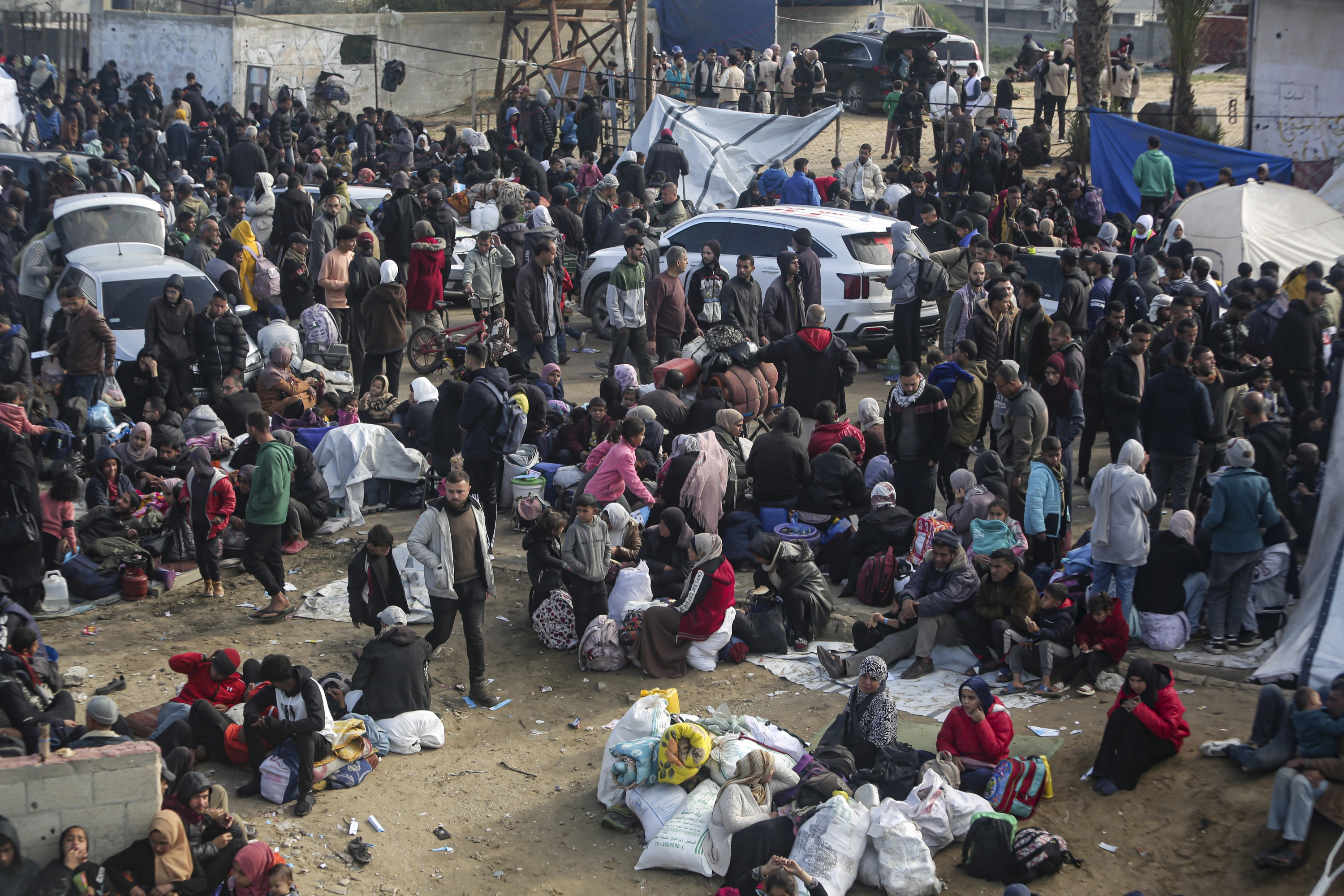 Miles de familias desplazadas palestinas aguardan este domingo para cruzar al norte de la Franja de Gaza.