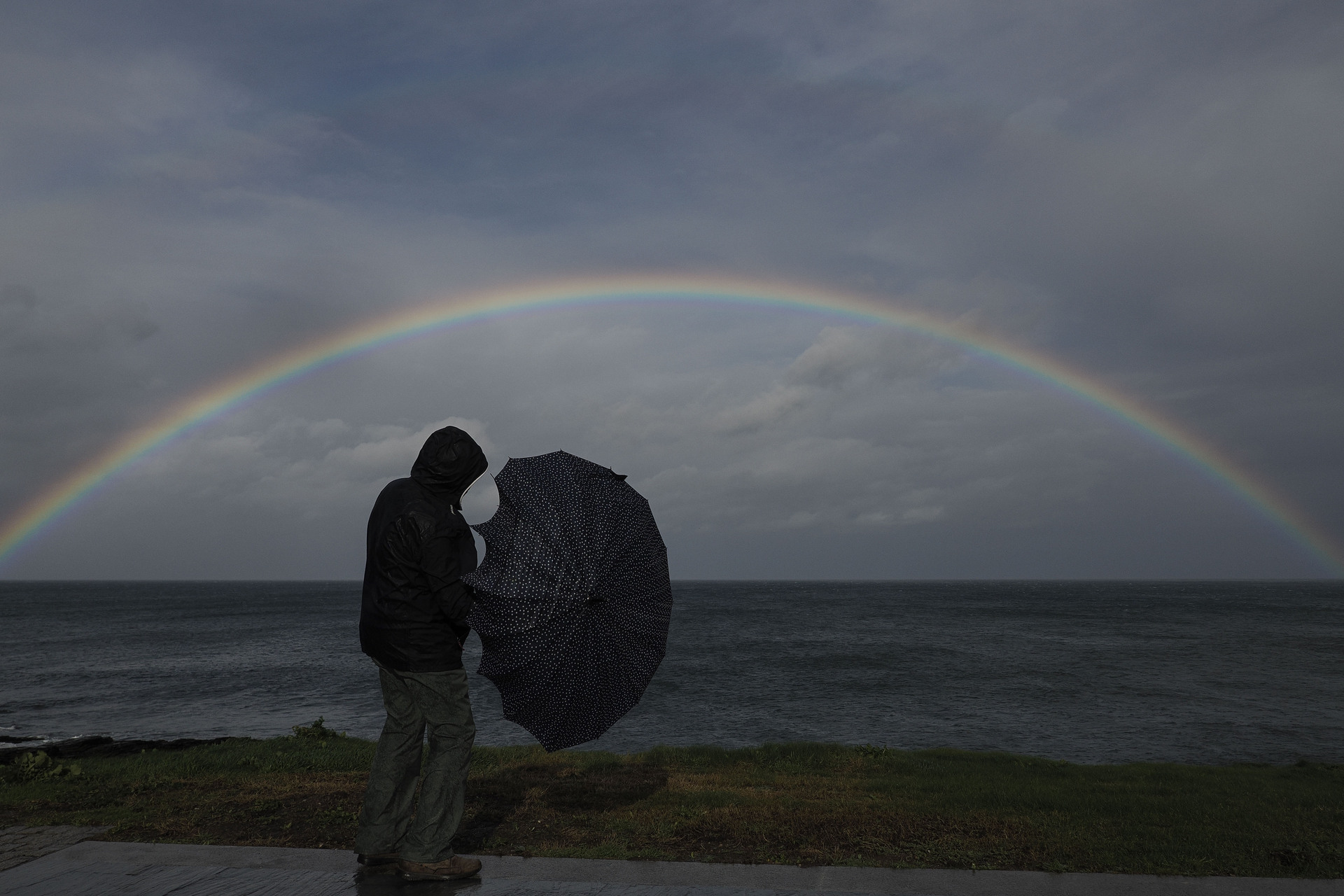 LUGO, 26/01/2025.-Un hombre camina con paraguas por el paseo marítimo de Rinlo, Ribadeo, Lugo, este domingo. Un potente temporal asociado a la borrasca Herminia va a azotar con fuerza a la península, con lluvias muy intensas y generalizadas, viento con rachas huracanadas por encima de los 20 kilómetros por hora en algunos puntos y aviso rojo en Galicia, donde las olas pueden alcanzar 10 metros de altura.-EFE/ Eliseo Trigo