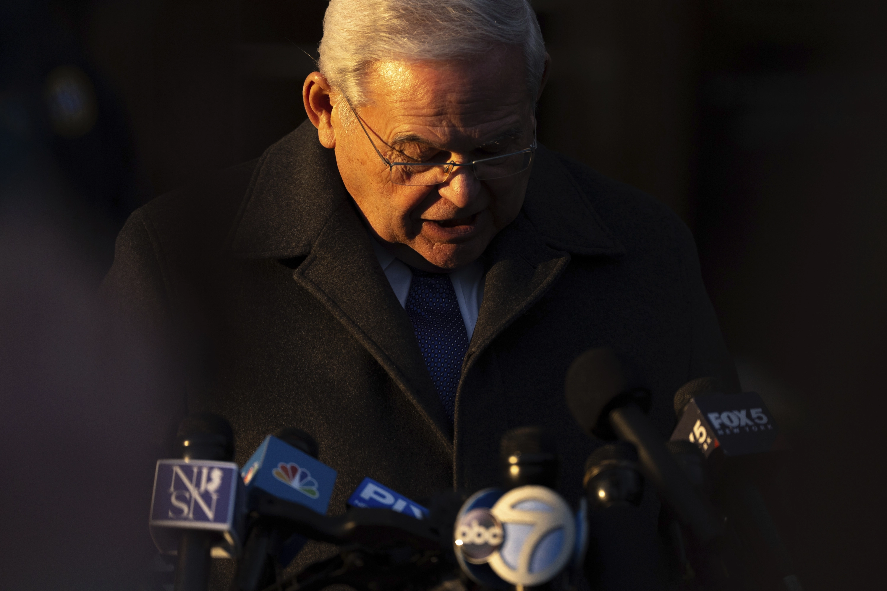 El exsenador Bob Menéndez, demócrata por Nueva Jersey, habla con los periodistas tras abandonar el tribunal federal de Manhattan después de su sentencia por soborno, el miércoles 29 de enero de 2025, en Nueva York.