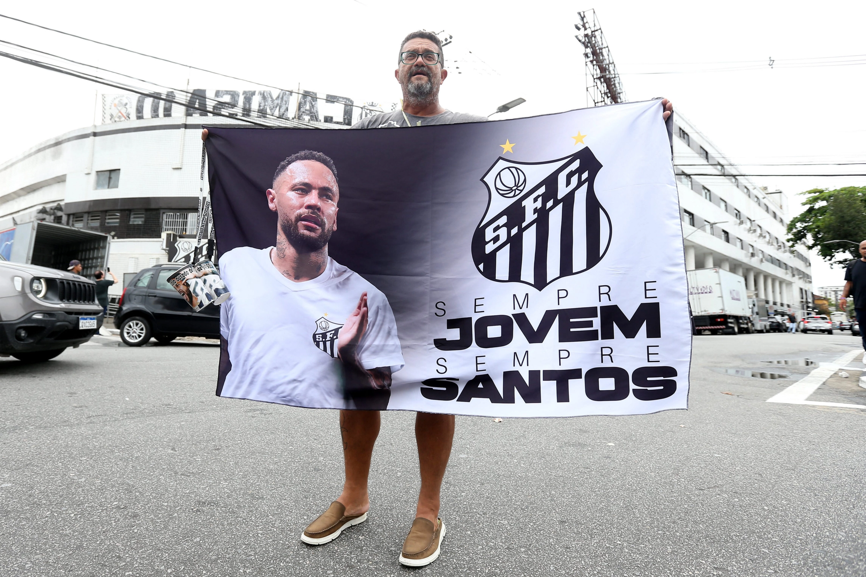  Un aficionado del club Santos sostiene un cartel con la imagen delantero brasileño Neymar.