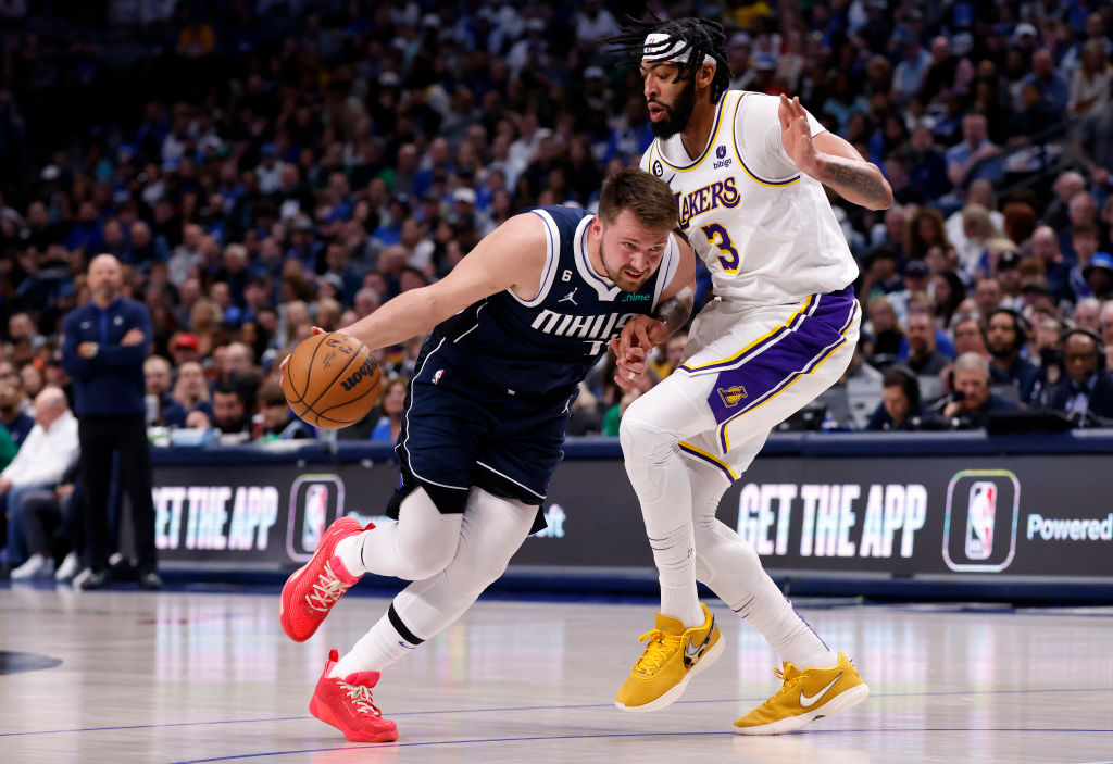 Luka Doncic y Anthony Davis en un duelo entre los Mavs y los Lakers.