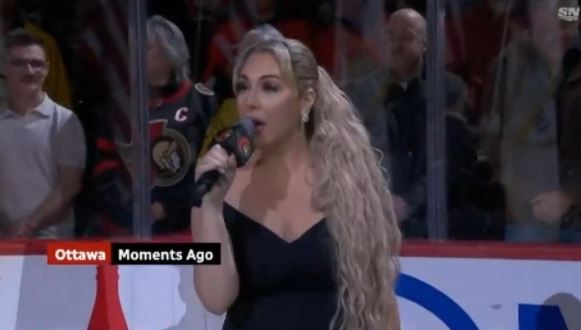 La cantante que interpretó el himno de Estados Unidos en el partido de la NHL entre los Ottawa Senators y los Minnesota Wild.