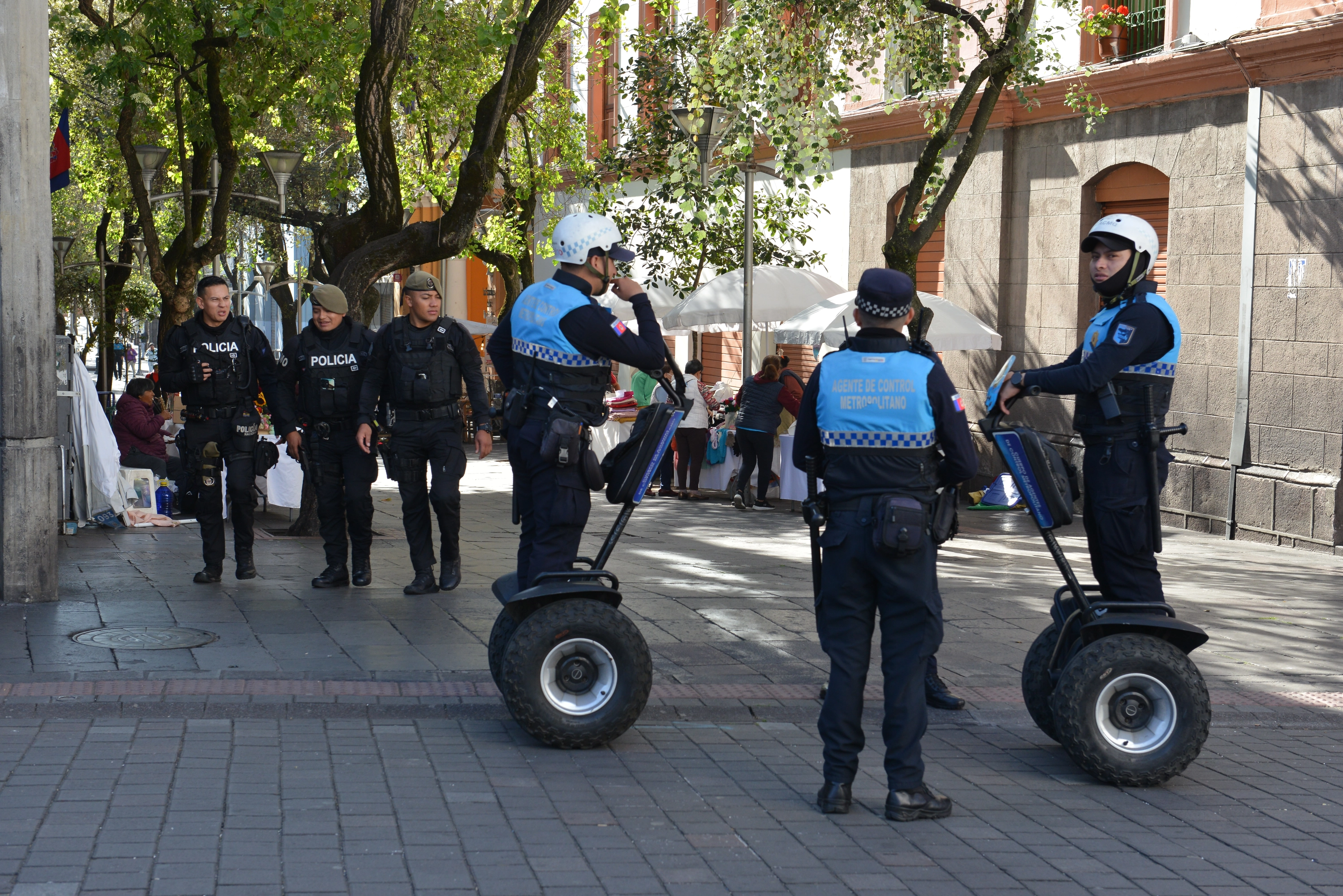 Policías patrullan por las calles de la capital de Ecuador.