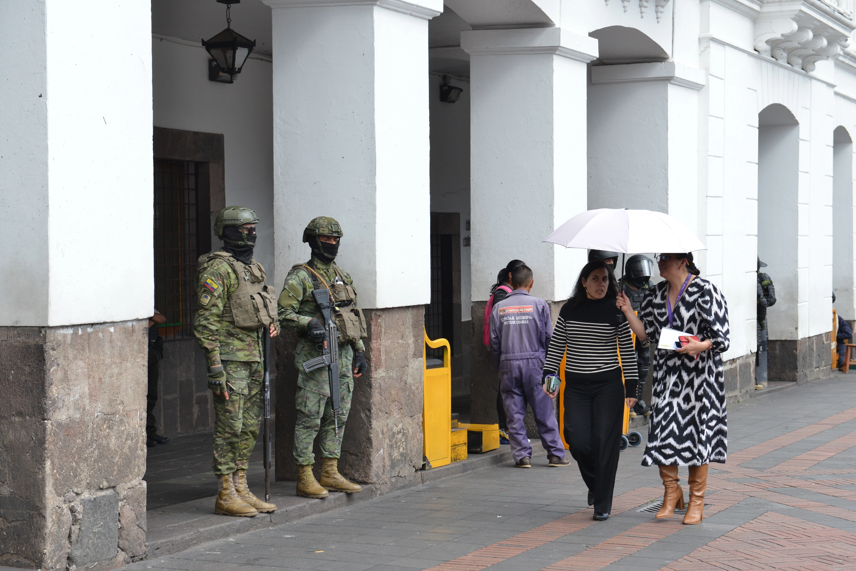 Soldados hacen guardia en la plaza principal de Quito, capital de Ecuador.