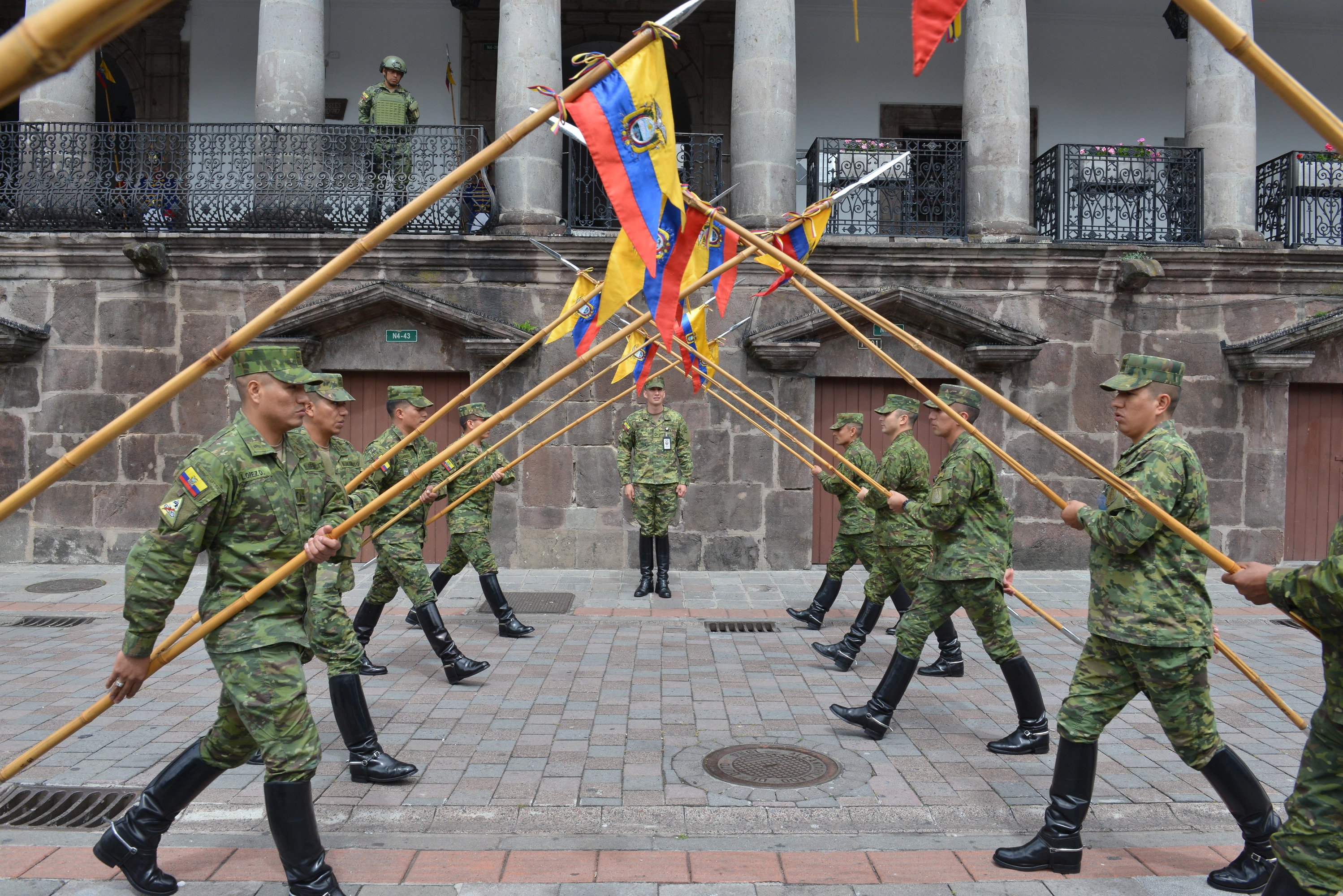 Soldados hacen el cambio de guardia en el palacio presidencial en Quito, capital de Ecuador.