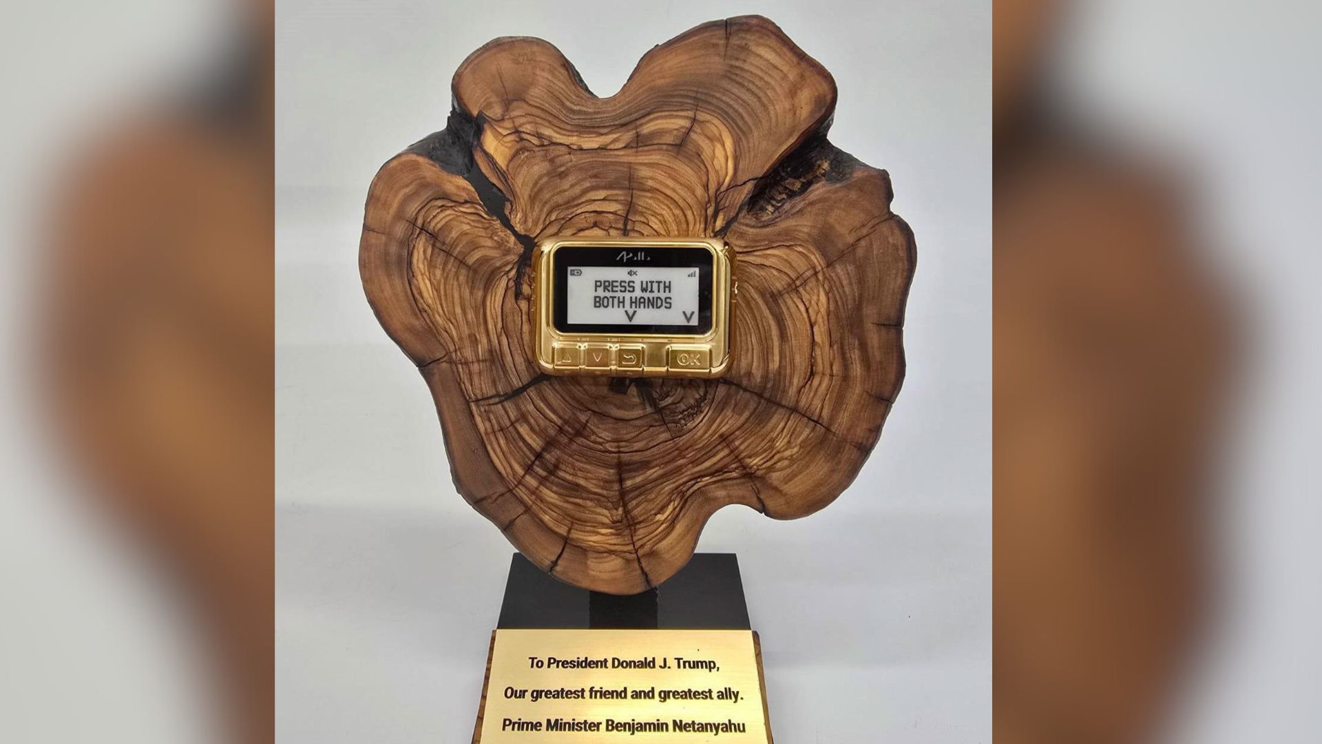 El 'busca' dorado que Benjamin Netanyahu ha regalado a Donald Trump.