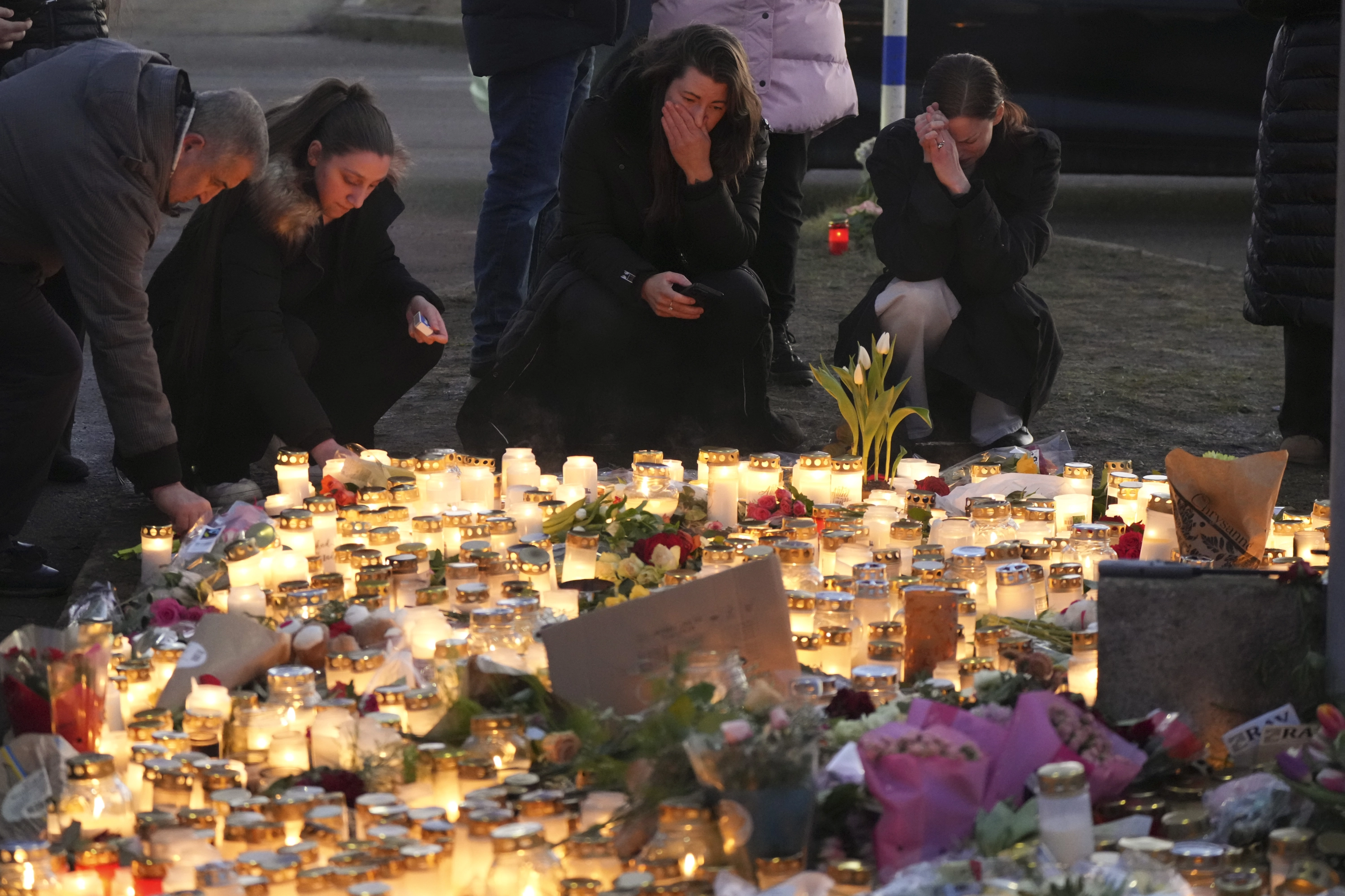 Gente se reúne en una vigilia frente al centro educativo de Örebro (Suecia) donde se produjo un tiroteo este martes.