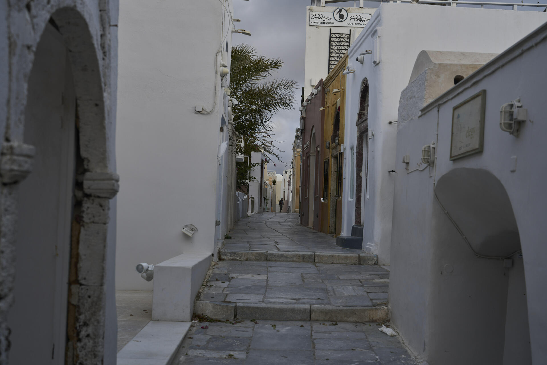A man walks on an empty street in the town of Oia on the earthquake-struck island of Santorini, Greece, Tuesday, Feb. 4, 2025. (AP Photo/Petros Giannakouris) Associated Press / LaPresse Only italy and Spain