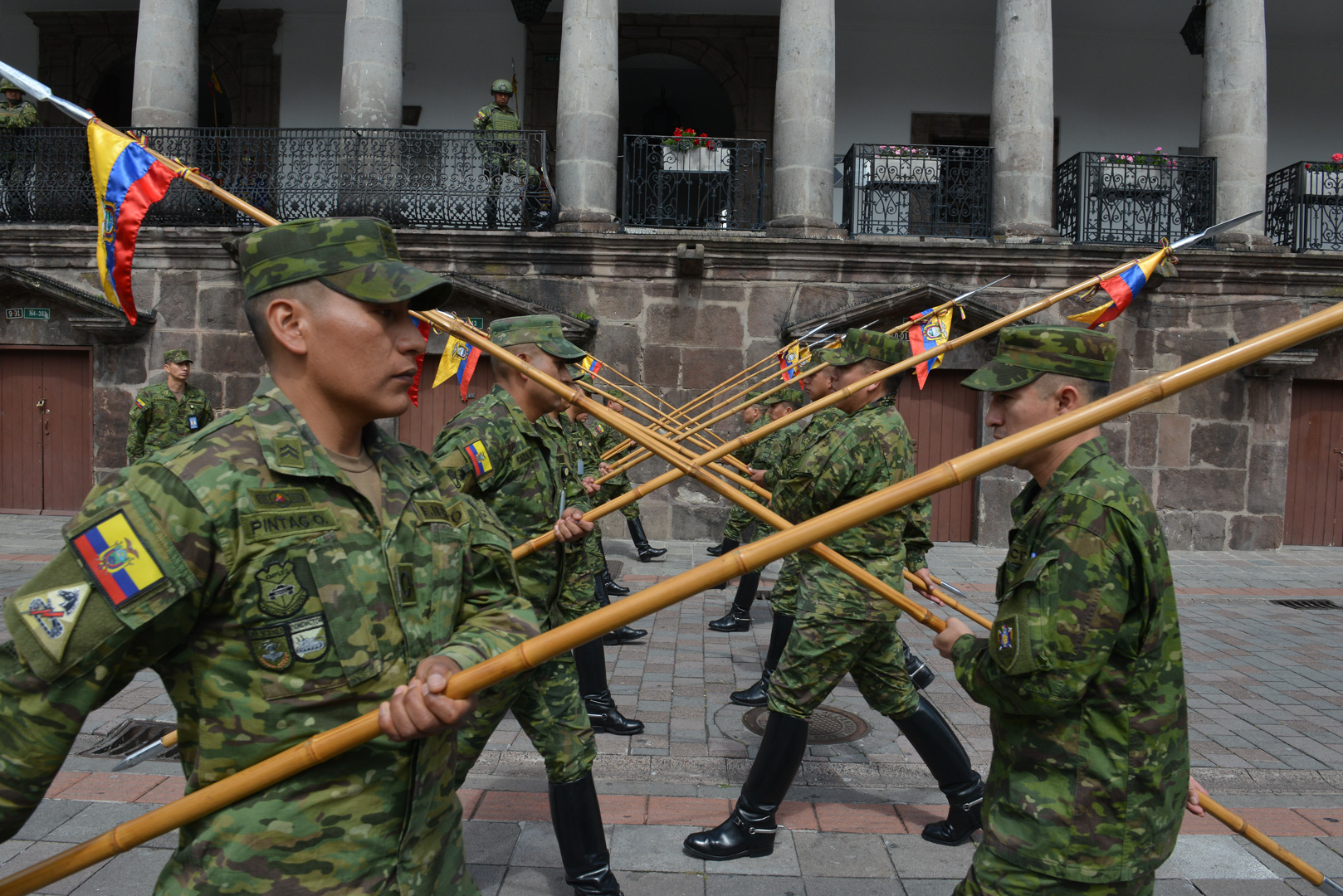 Soldados ecuatorianos hacen el cambio de guardia en el palacio presidencial.