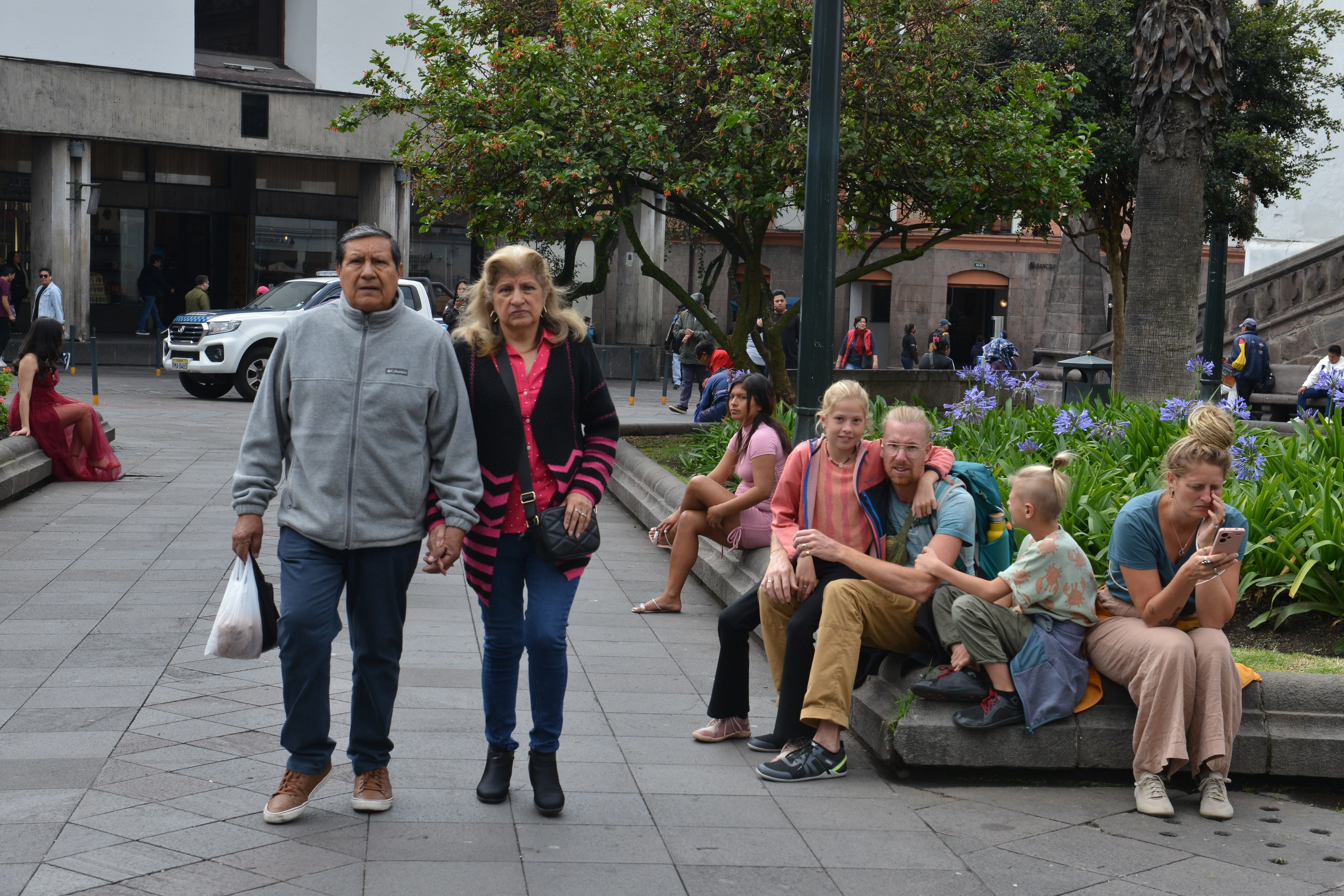 Una familia de turistas en la plaza de la Independencia.