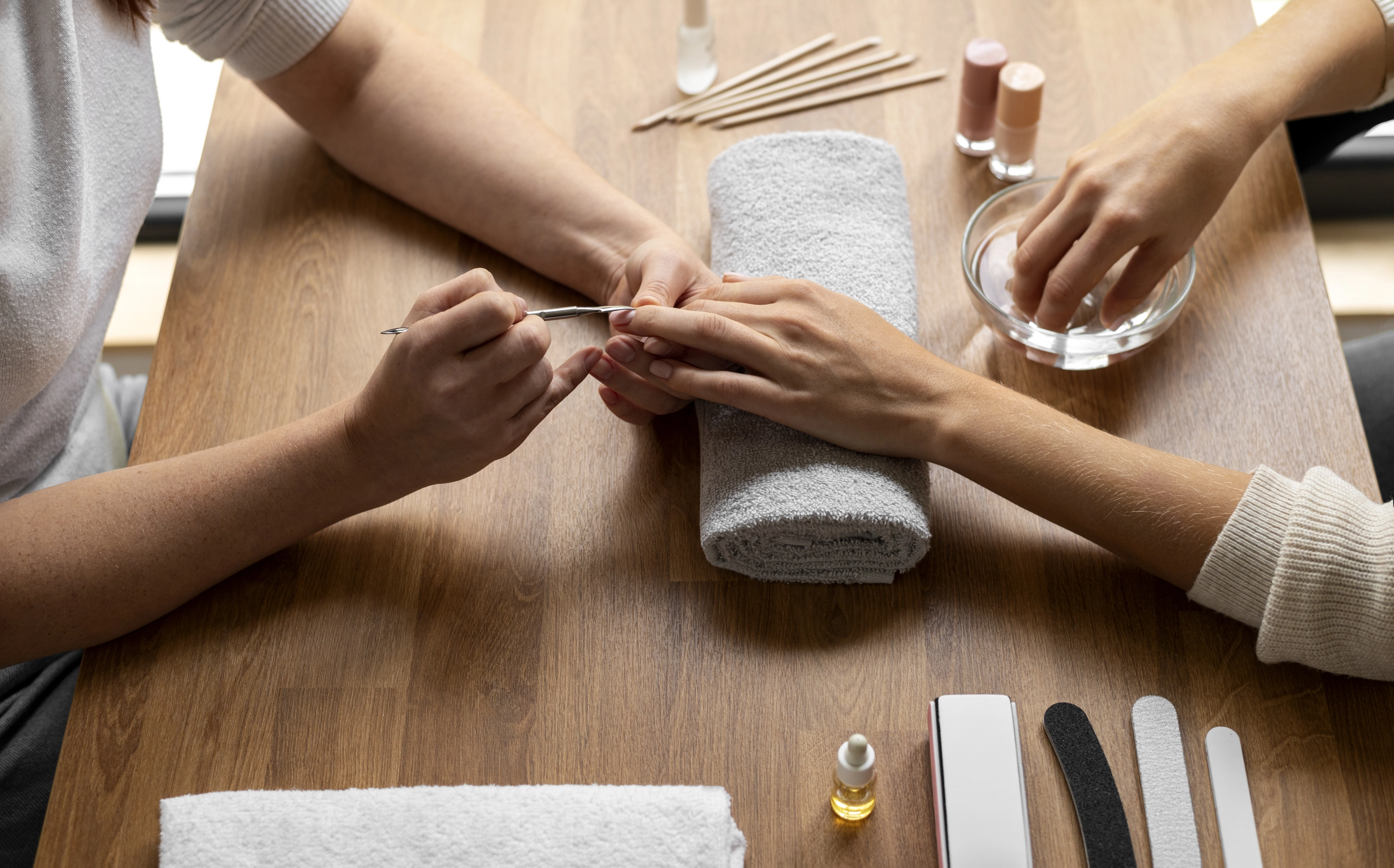 Uma mulher é sua manicure.