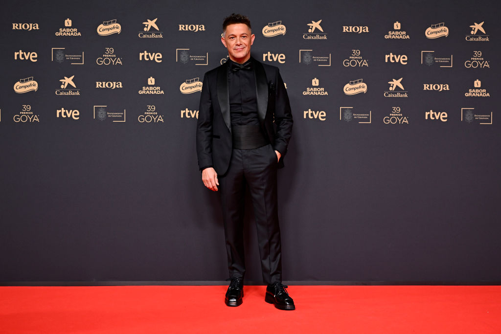 El cantante Alejandro Sanz es una de las actuaciones de la noche. Lleva un traje a medida de Mansolutely.