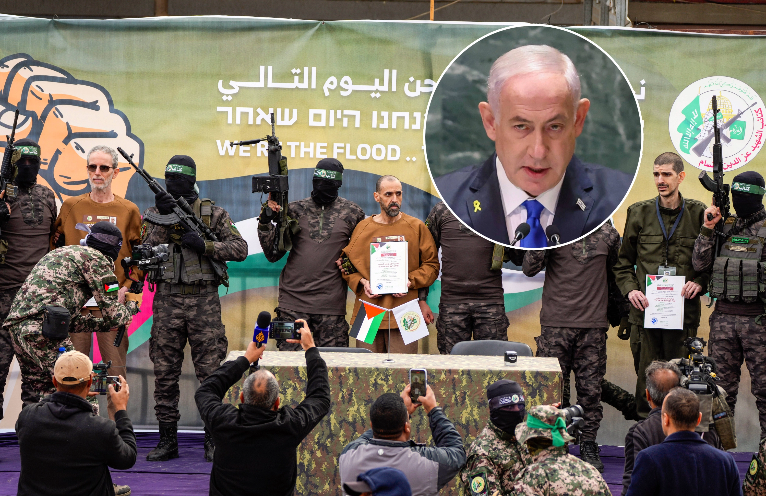 El primer ministro israelí, Benjamin Netanyahu, sobre la imagen de la liberación de los rehenes Ohad Ben Ami, Eli Sharabi y Or Levy.