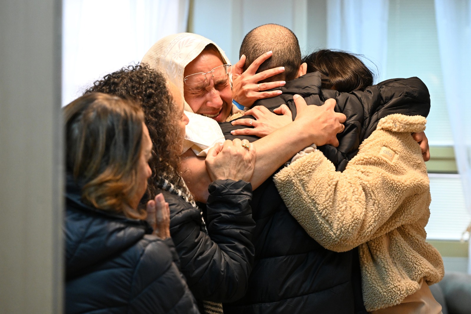 La familia de Eli Sharabi llora al reencontrarse con él tras ser liberado del cautiverio de Hamás.