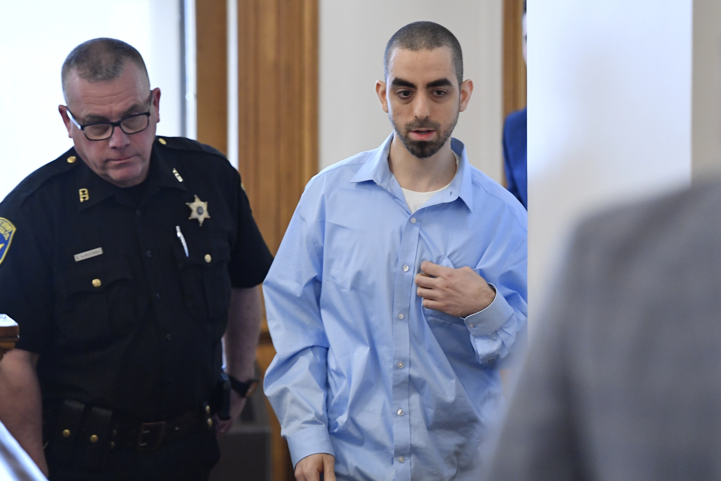 Hadi Matar, acusado de atacar a Salman Rushdie con un cuchillo en 2022, en un tribunal de Mayville.