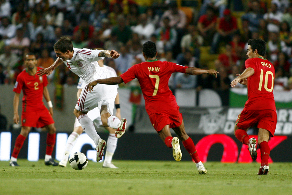 Agger, de blanco, en un partido de su selección contra Portugal.