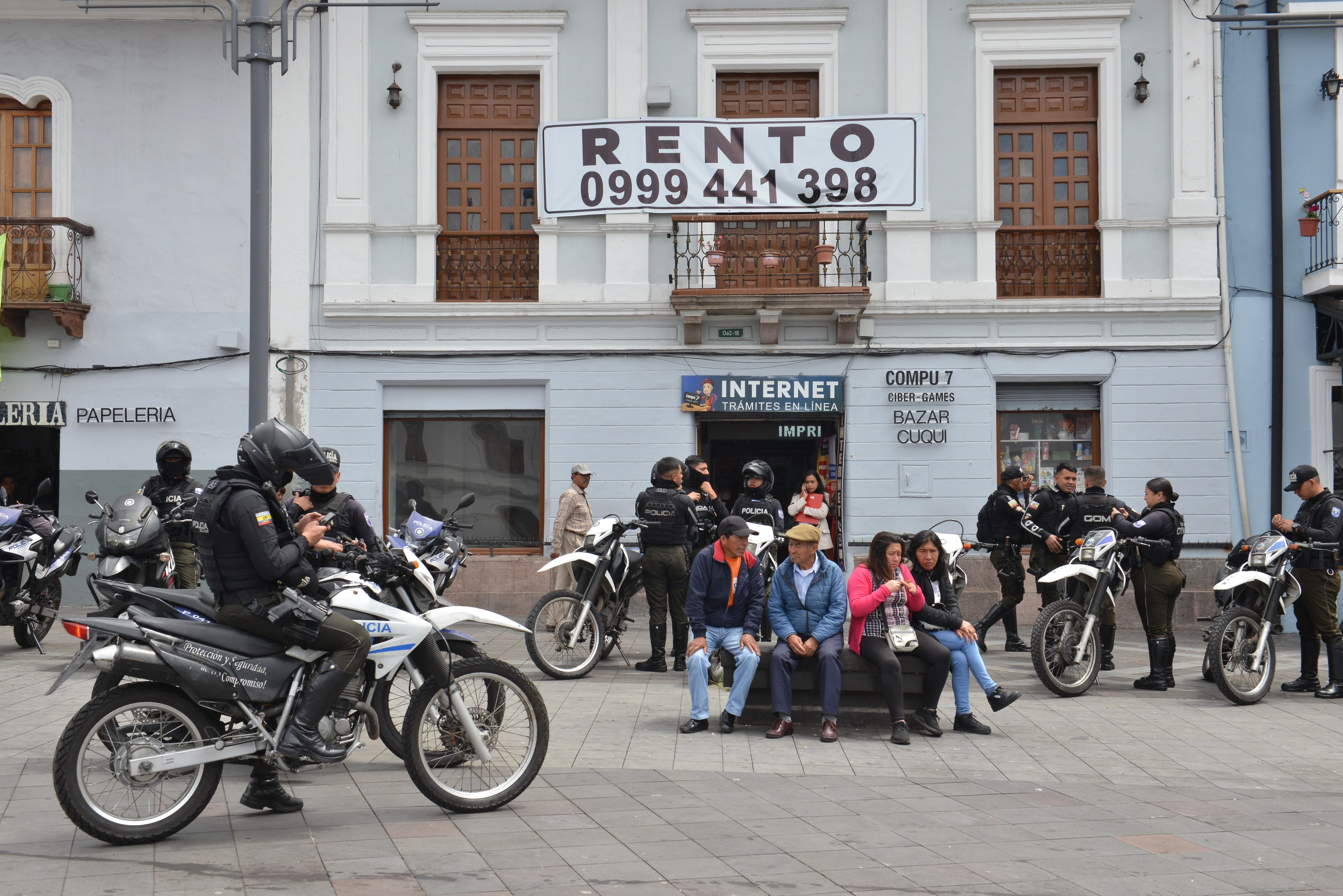 Ciudadanos ecuatorianos rodeados por policías motorizados.