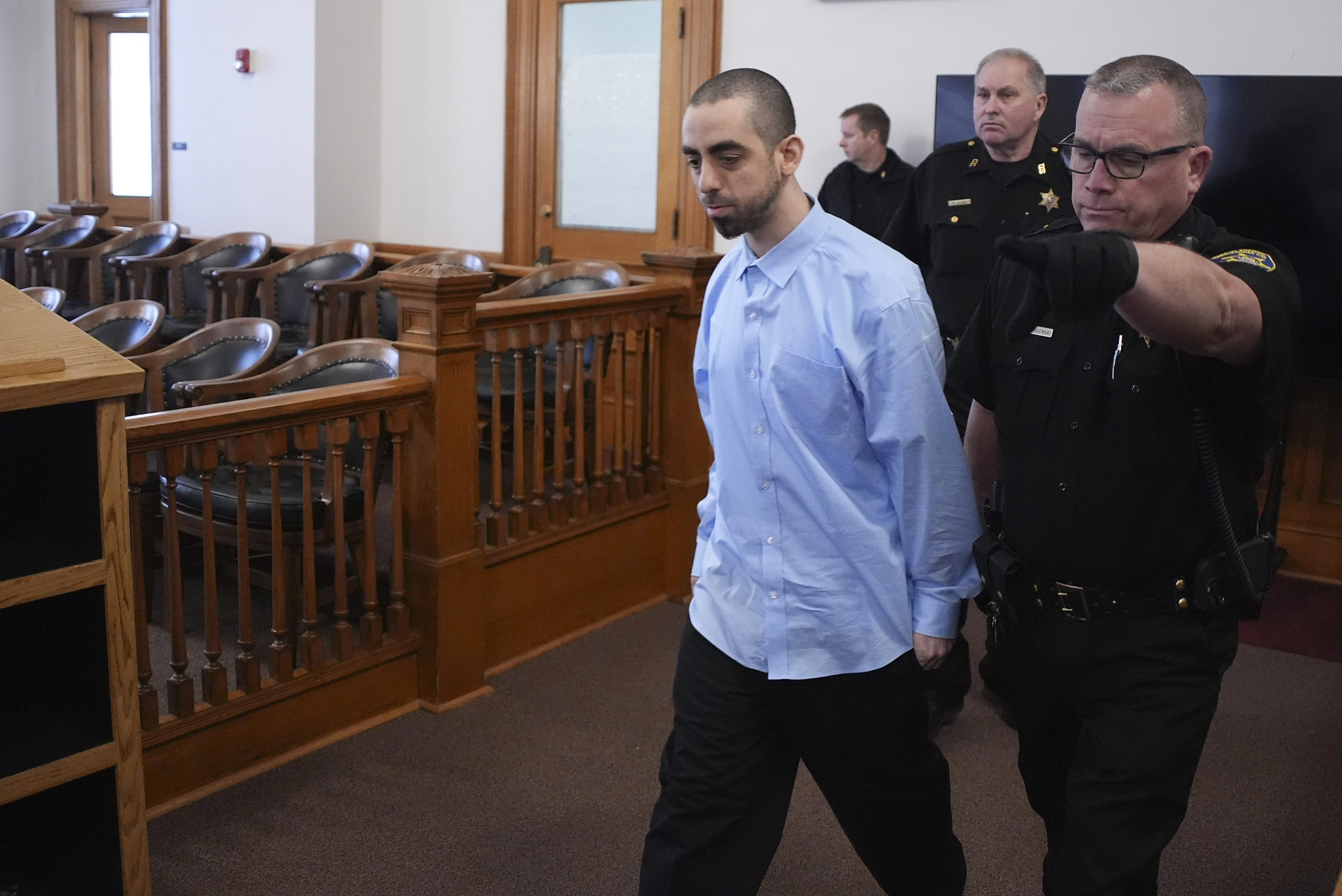 Hadi Matar is escorted into the courtroom at the Chautauqua County Courthouse ahead of the second day in his trial, Tuesday, Feb. 11, 2025, in Mayville, N.Y. Matar is charged with stabbing famed author Salman Rushdie. (AP Photo/Gene J. Puskar) associated Press / LaPresse Only italy and Spain