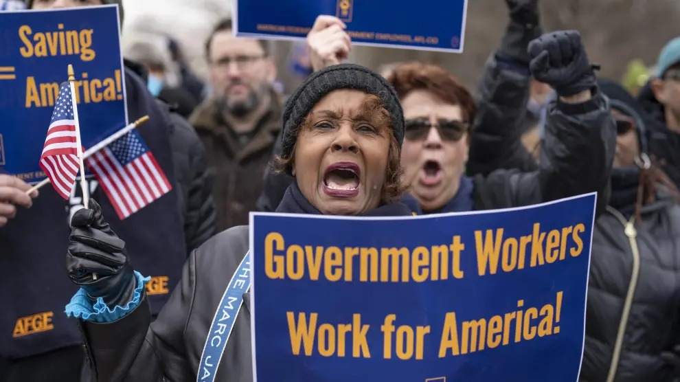 La nueva orden del presidente excluye al personal militar y de seguridad nacional, interna y pública.